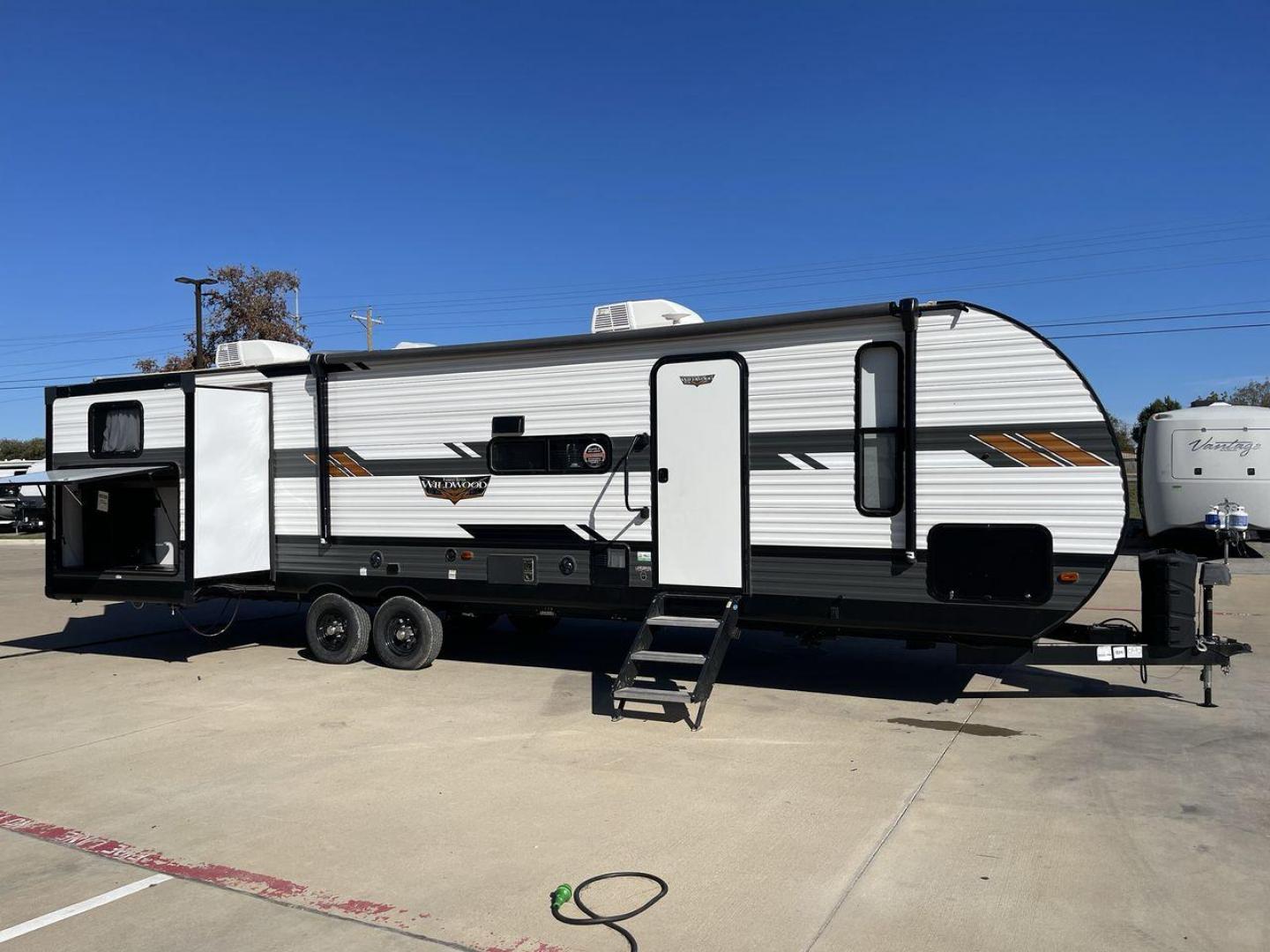 2022 FOREST RIVER WILDWOOD 31KQBTS (4X4TWDG2XN8) , Length: 36.58 ft | Dry Weight: 8,573 lbs. | Slides: 3 transmission, located at 4319 N Main St, Cleburne, TX, 76033, (817) 678-5133, 32.385960, -97.391212 - Looking for a spacious and comfortable travel trailer for your next adventure? Look no further than this 2022 Forest River Wildwood 31KQBTS, available for sale at RV Depot in Cleburne, TX. With its impressive features and unbeatable price of $42,995, this travel trailer is the perfect choice for fam - Photo#25