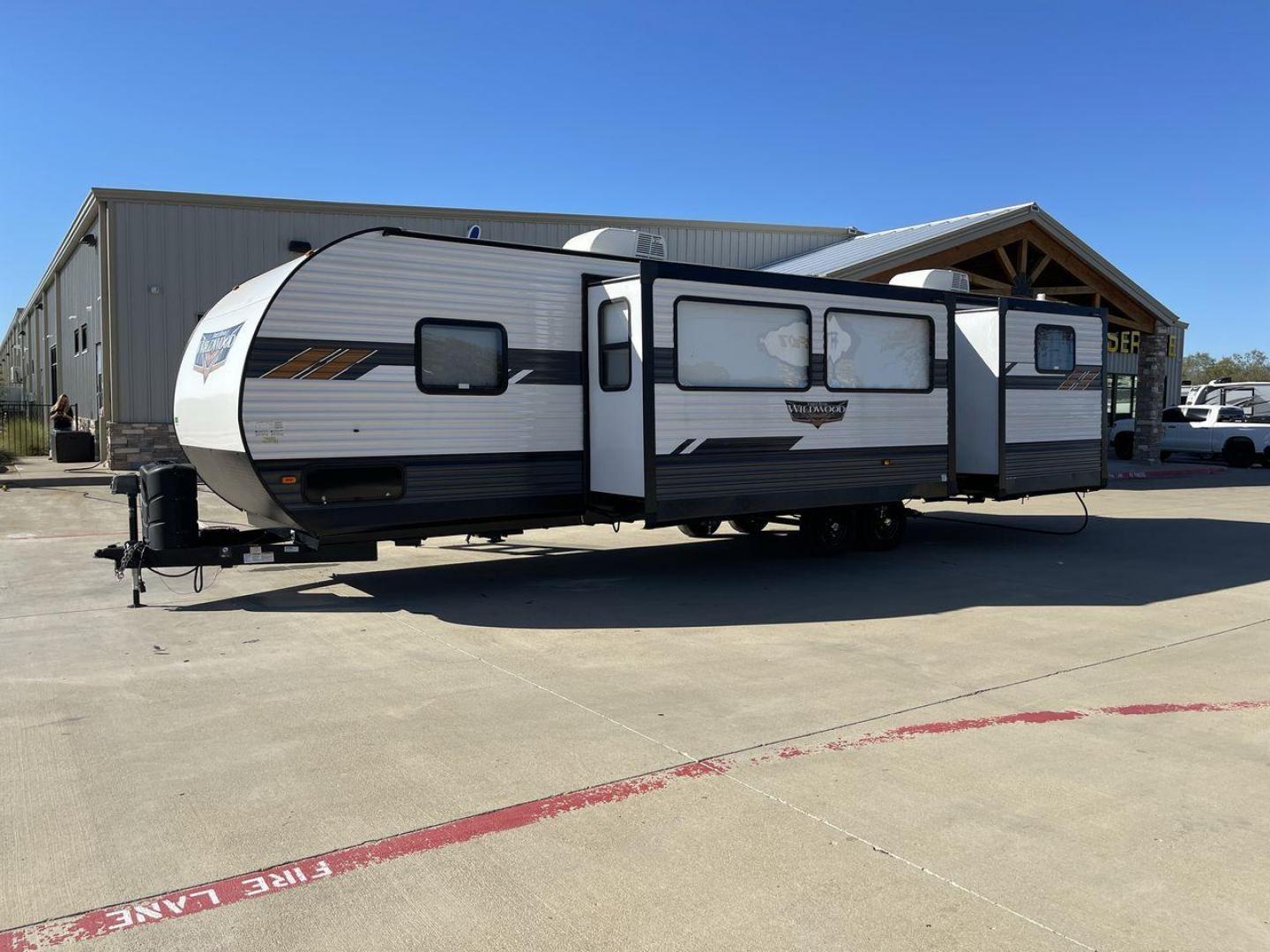 2022 FOREST RIVER WILDWOOD 31KQBTS (4X4TWDG2XN8) , Length: 36.58 ft | Dry Weight: 8,573 lbs. | Slides: 3 transmission, located at 4319 N Main St, Cleburne, TX, 76033, (817) 678-5133, 32.385960, -97.391212 - Looking for a spacious and comfortable travel trailer for your next adventure? Look no further than this 2022 Forest River Wildwood 31KQBTS, available for sale at RV Depot in Cleburne, TX. With its impressive features and unbeatable price of $42,995, this travel trailer is the perfect choice for fam - Photo#26