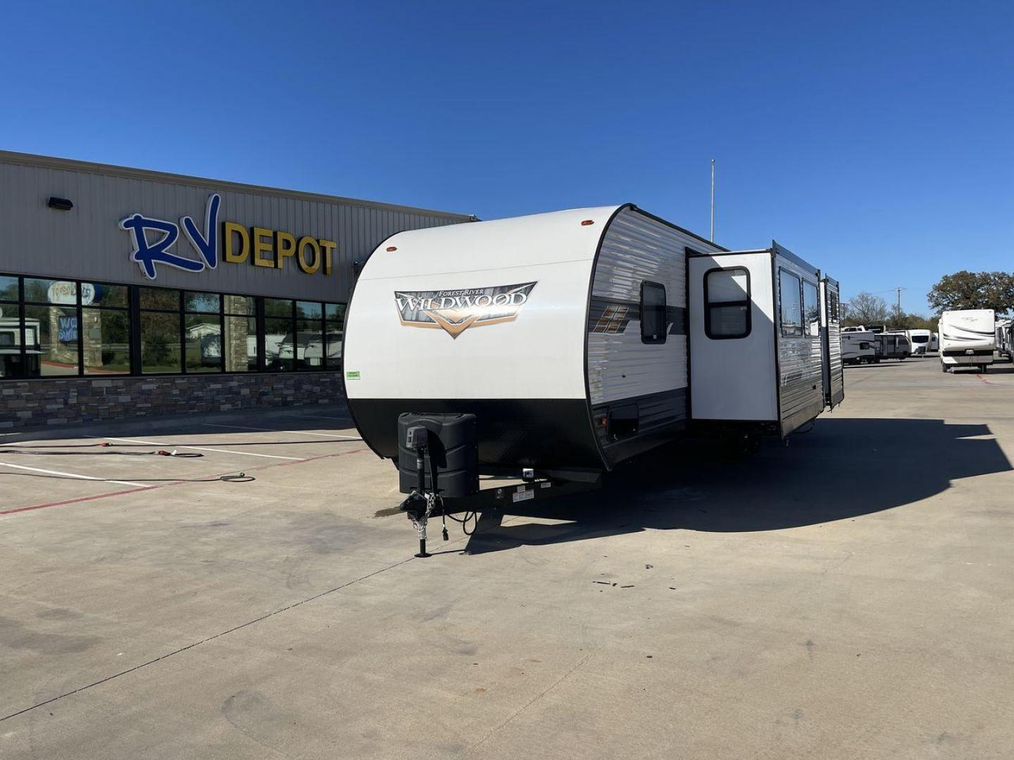 2022 FOREST RIVER WILDWOOD 31KQBTS (4X4TWDG2XN8) , Length: 36.58 ft | Dry Weight: 8,573 lbs. | Slides: 3 transmission, located at 4319 N Main St, Cleburne, TX, 76033, (817) 678-5133, 32.385960, -97.391212 - Looking for a spacious and comfortable travel trailer for your next adventure? Look no further than this 2022 Forest River Wildwood 31KQBTS, available for sale at RV Depot in Cleburne, TX. With its impressive features and unbeatable price of $42,995, this travel trailer is the perfect choice for fam - Photo#27