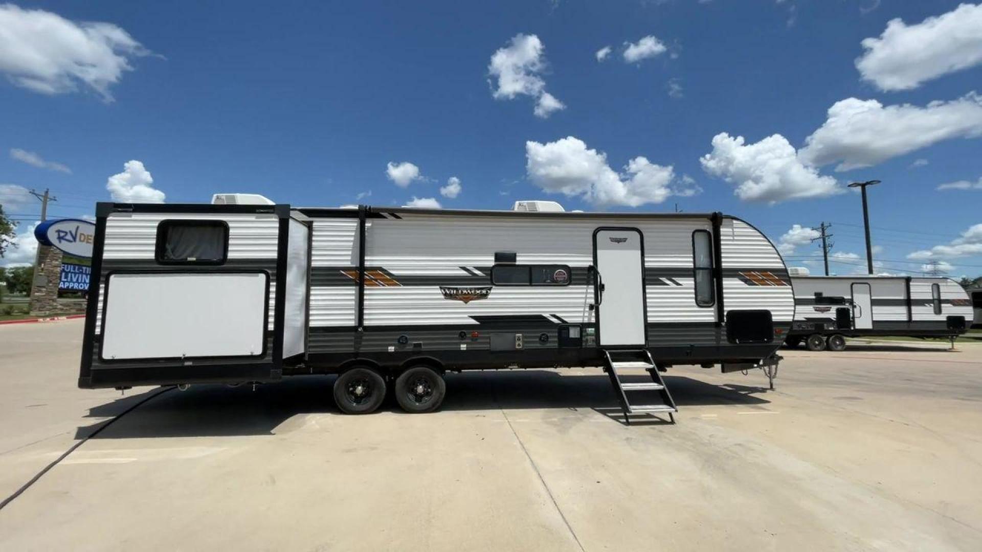 2022 FOREST RIVER WILDWOOD 31KQBTS (4X4TWDG2XN8) , Length: 36.58 ft | Dry Weight: 8,573 lbs. | Slides: 3 transmission, located at 4319 N Main St, Cleburne, TX, 76033, (817) 678-5133, 32.385960, -97.391212 - Looking for a spacious and comfortable travel trailer for your next adventure? Look no further than this 2022 Forest River Wildwood 31KQBTS, available for sale at RV Depot in Cleburne, TX. With its impressive features and unbeatable price of $42,995, this travel trailer is the perfect choice for fam - Photo#2