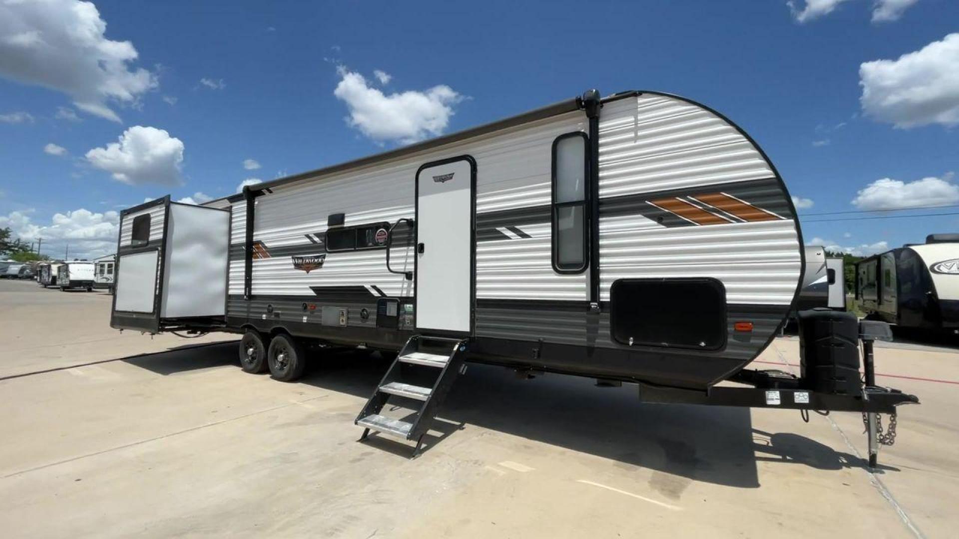 2022 FOREST RIVER WILDWOOD 31KQBTS (4X4TWDG2XN8) , Length: 36.58 ft | Dry Weight: 8,573 lbs. | Slides: 3 transmission, located at 4319 N Main St, Cleburne, TX, 76033, (817) 678-5133, 32.385960, -97.391212 - Looking for a spacious and comfortable travel trailer for your next adventure? Look no further than this 2022 Forest River Wildwood 31KQBTS, available for sale at RV Depot in Cleburne, TX. With its impressive features and unbeatable price of $42,995, this travel trailer is the perfect choice for fam - Photo#3