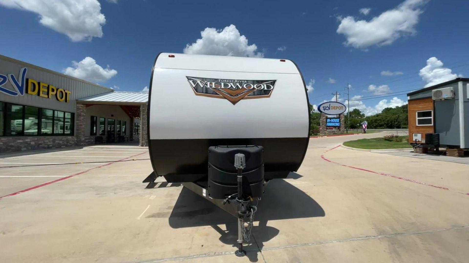 2022 FOREST RIVER WILDWOOD 31KQBTS (4X4TWDG2XN8) , Length: 36.58 ft | Dry Weight: 8,573 lbs. | Slides: 3 transmission, located at 4319 N Main St, Cleburne, TX, 76033, (817) 678-5133, 32.385960, -97.391212 - Looking for a spacious and comfortable travel trailer for your next adventure? Look no further than this 2022 Forest River Wildwood 31KQBTS, available for sale at RV Depot in Cleburne, TX. With its impressive features and unbeatable price of $42,995, this travel trailer is the perfect choice for fam - Photo#4