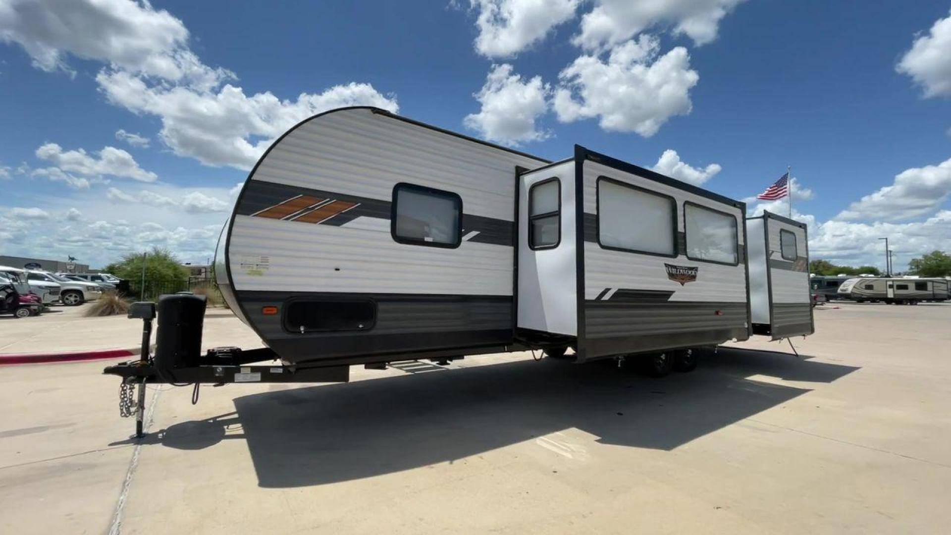 2022 FOREST RIVER WILDWOOD 31KQBTS (4X4TWDG2XN8) , Length: 36.58 ft | Dry Weight: 8,573 lbs. | Slides: 3 transmission, located at 4319 N Main St, Cleburne, TX, 76033, (817) 678-5133, 32.385960, -97.391212 - Looking for a spacious and comfortable travel trailer for your next adventure? Look no further than this 2022 Forest River Wildwood 31KQBTS, available for sale at RV Depot in Cleburne, TX. With its impressive features and unbeatable price of $42,995, this travel trailer is the perfect choice for fam - Photo#5