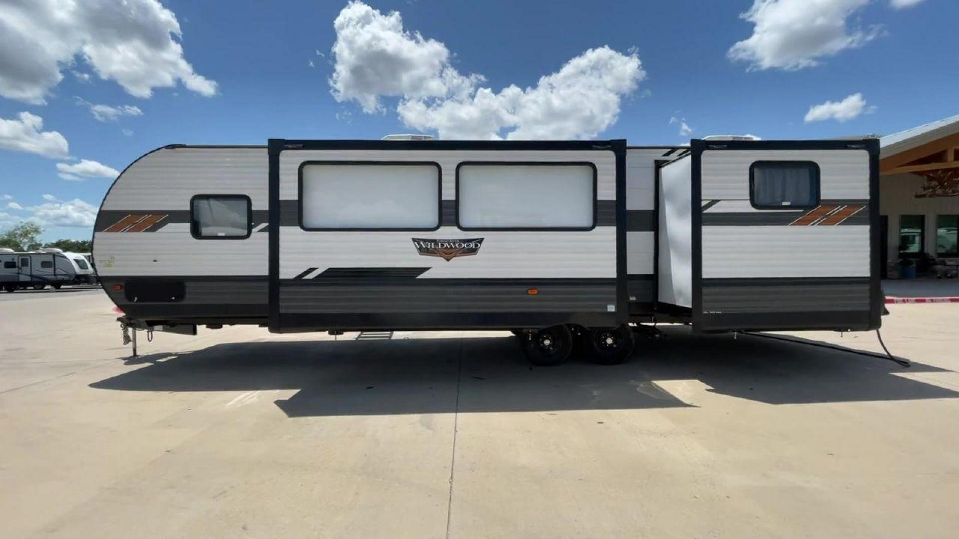 2022 FOREST RIVER WILDWOOD 31KQBTS (4X4TWDG2XN8) , Length: 36.58 ft | Dry Weight: 8,573 lbs. | Slides: 3 transmission, located at 4319 N Main St, Cleburne, TX, 76033, (817) 678-5133, 32.385960, -97.391212 - Looking for a spacious and comfortable travel trailer for your next adventure? Look no further than this 2022 Forest River Wildwood 31KQBTS, available for sale at RV Depot in Cleburne, TX. With its impressive features and unbeatable price of $42,995, this travel trailer is the perfect choice for fam - Photo#6