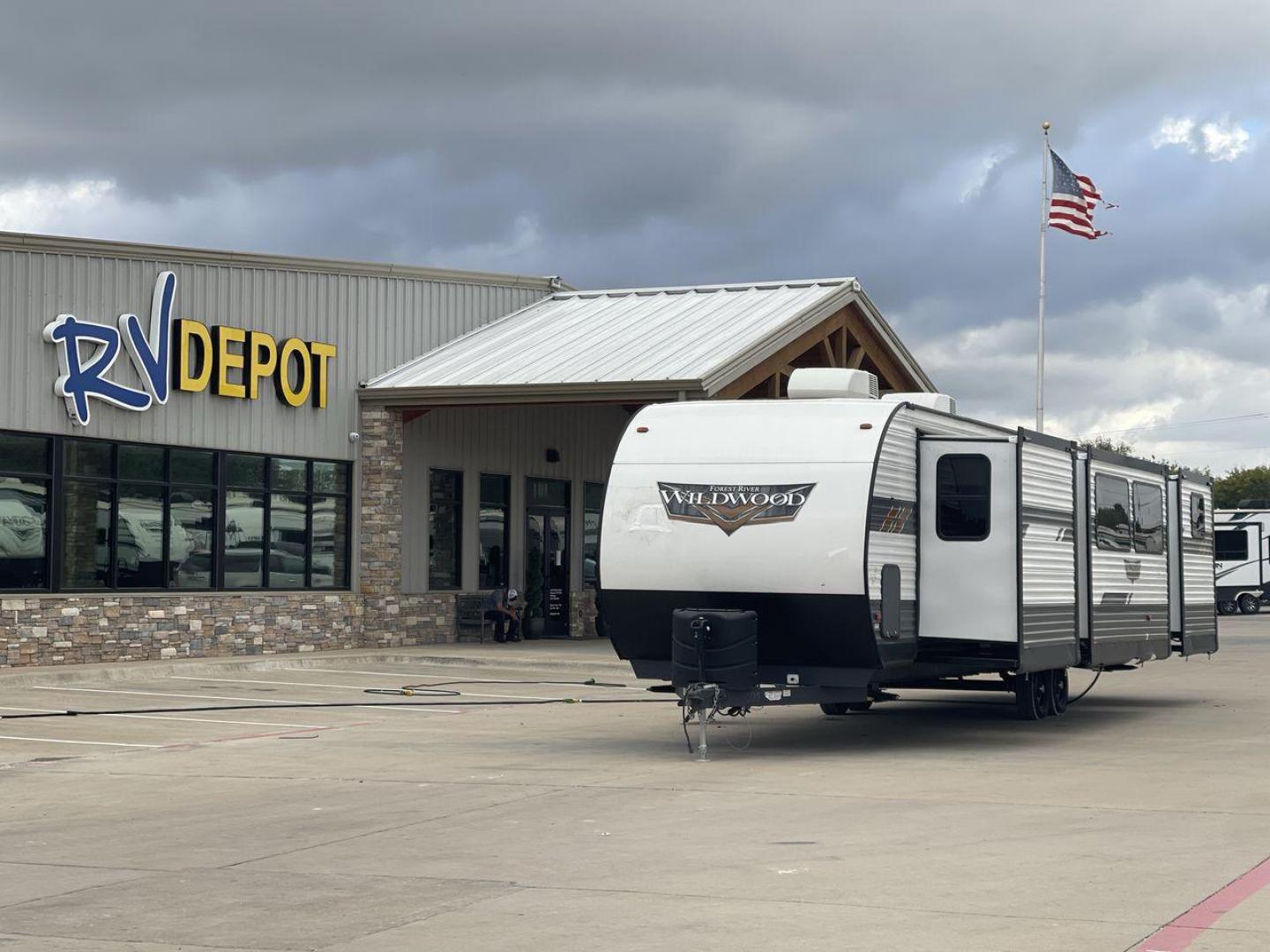 2022 FOREST RIVER WILDWOOD 33TS (4X4TWDJ2XN8) , Length: 38.75 ft. | Dry Weight: 9,276 lbs. | Slides: 3 transmission, located at 4319 N Main St, Cleburne, TX, 76033, (817) 678-5133, 32.385960, -97.391212 - Photo#0