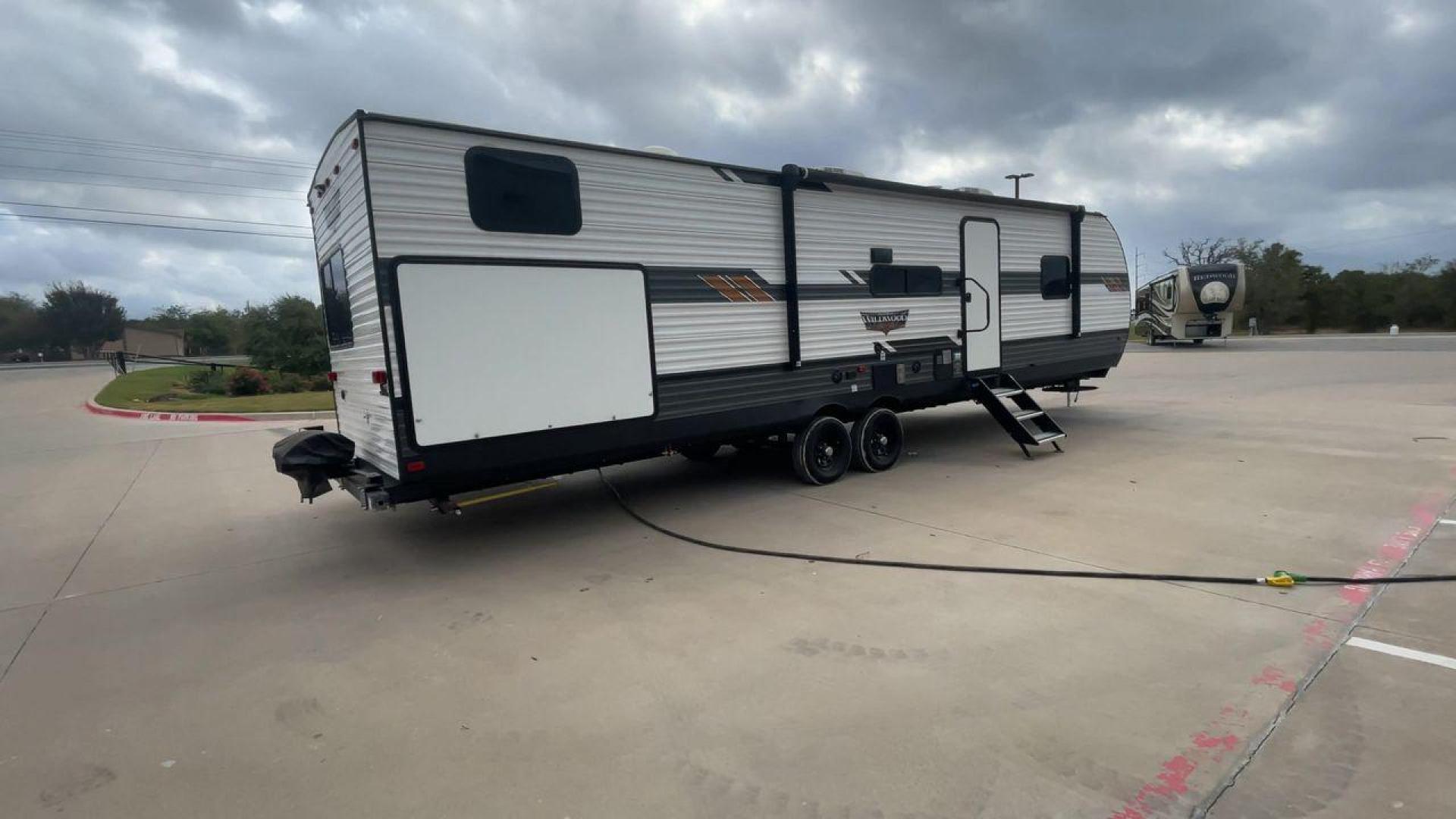 2022 FOREST RIVER WILDWOOD 33TS (4X4TWDJ2XN8) , Length: 38.75 ft. | Dry Weight: 9,276 lbs. | Slides: 3 transmission, located at 4319 N Main St, Cleburne, TX, 76033, (817) 678-5133, 32.385960, -97.391212 - Photo#1