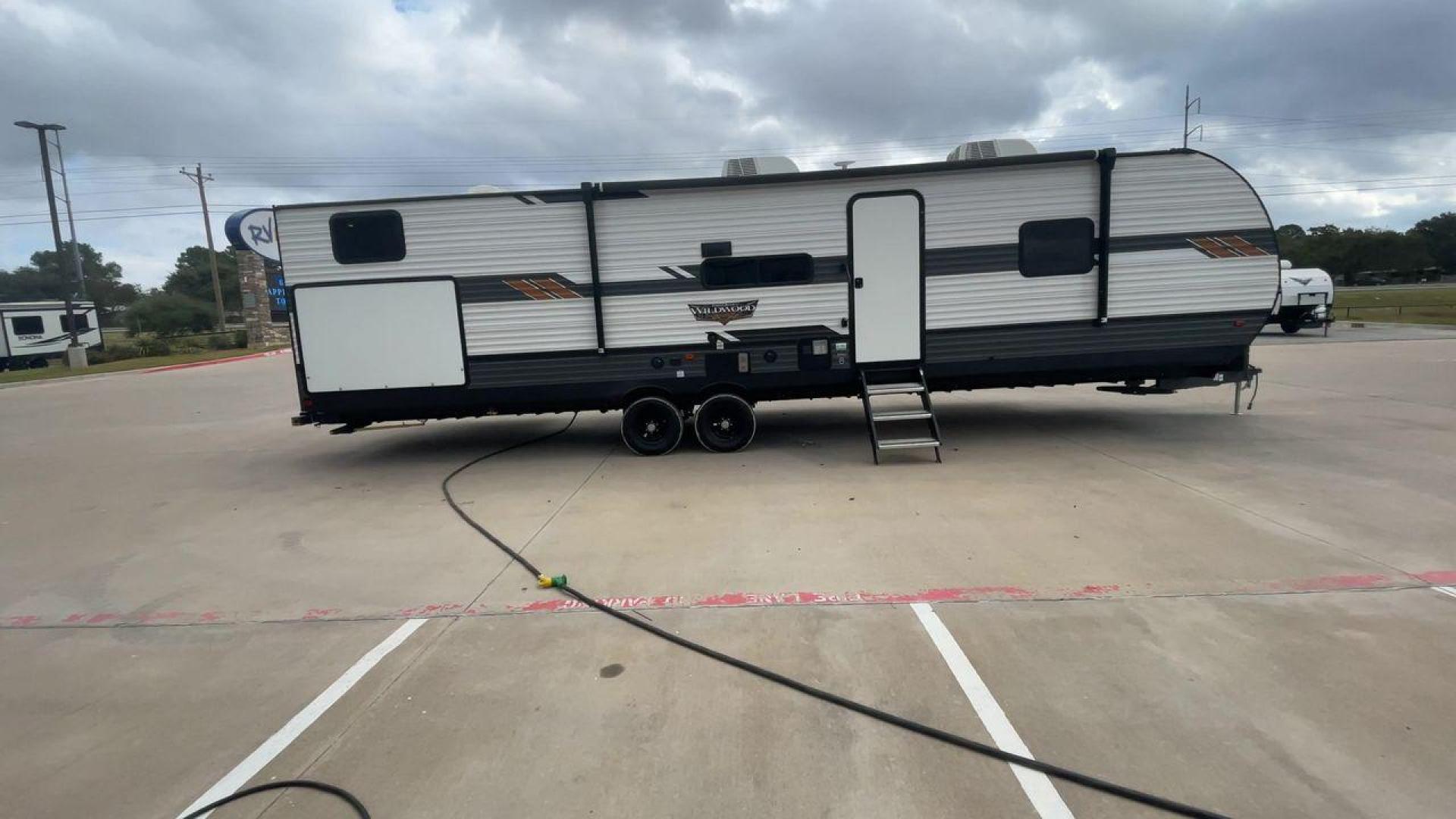 2022 FOREST RIVER WILDWOOD 33TS (4X4TWDJ2XN8) , Length: 38.75 ft. | Dry Weight: 9,276 lbs. | Slides: 3 transmission, located at 4319 N Main St, Cleburne, TX, 76033, (817) 678-5133, 32.385960, -97.391212 - Photo#2