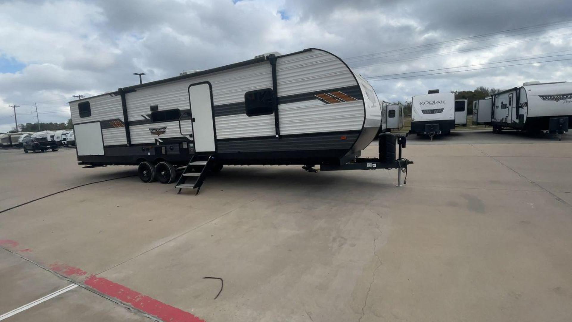 2022 FOREST RIVER WILDWOOD 33TS (4X4TWDJ2XN8) , Length: 38.75 ft. | Dry Weight: 9,276 lbs. | Slides: 3 transmission, located at 4319 N Main St, Cleburne, TX, 76033, (817) 678-5133, 32.385960, -97.391212 - Photo#3