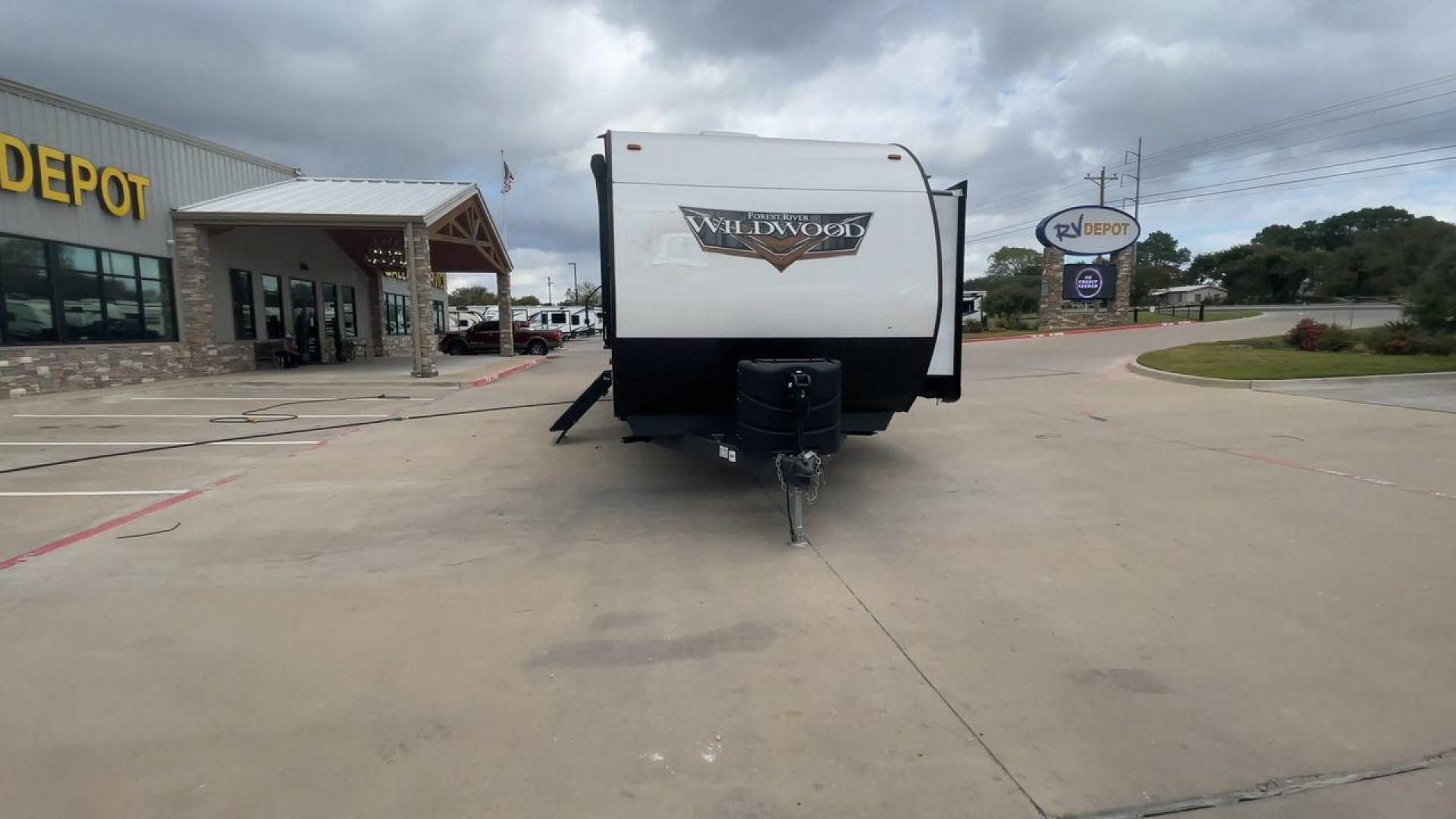 2022 FOREST RIVER WILDWOOD 33TS (4X4TWDJ2XN8) , Length: 38.75 ft. | Dry Weight: 9,276 lbs. | Slides: 3 transmission, located at 4319 N Main St, Cleburne, TX, 76033, (817) 678-5133, 32.385960, -97.391212 - Photo#4