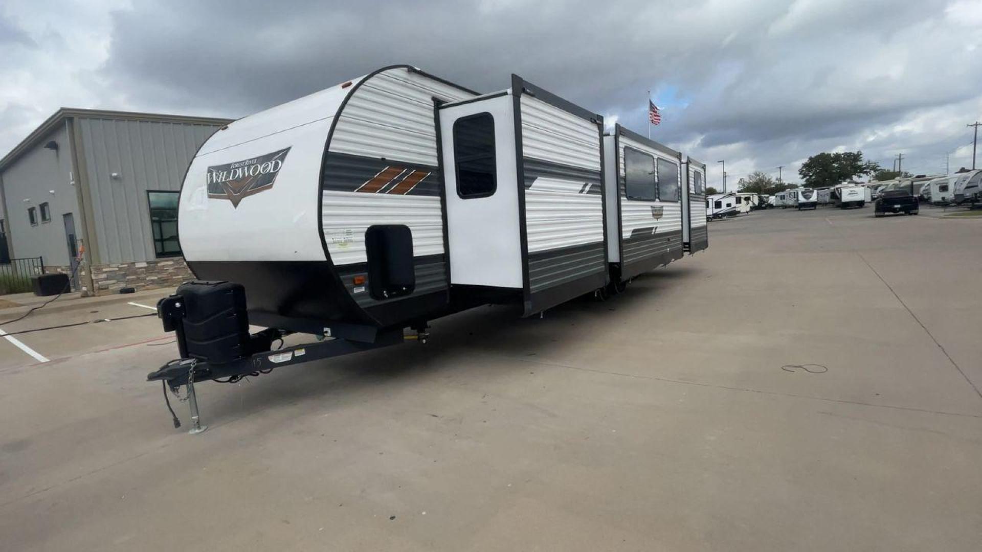 2022 FOREST RIVER WILDWOOD 33TS (4X4TWDJ2XN8) , Length: 38.75 ft. | Dry Weight: 9,276 lbs. | Slides: 3 transmission, located at 4319 N Main St, Cleburne, TX, 76033, (817) 678-5133, 32.385960, -97.391212 - Photo#5