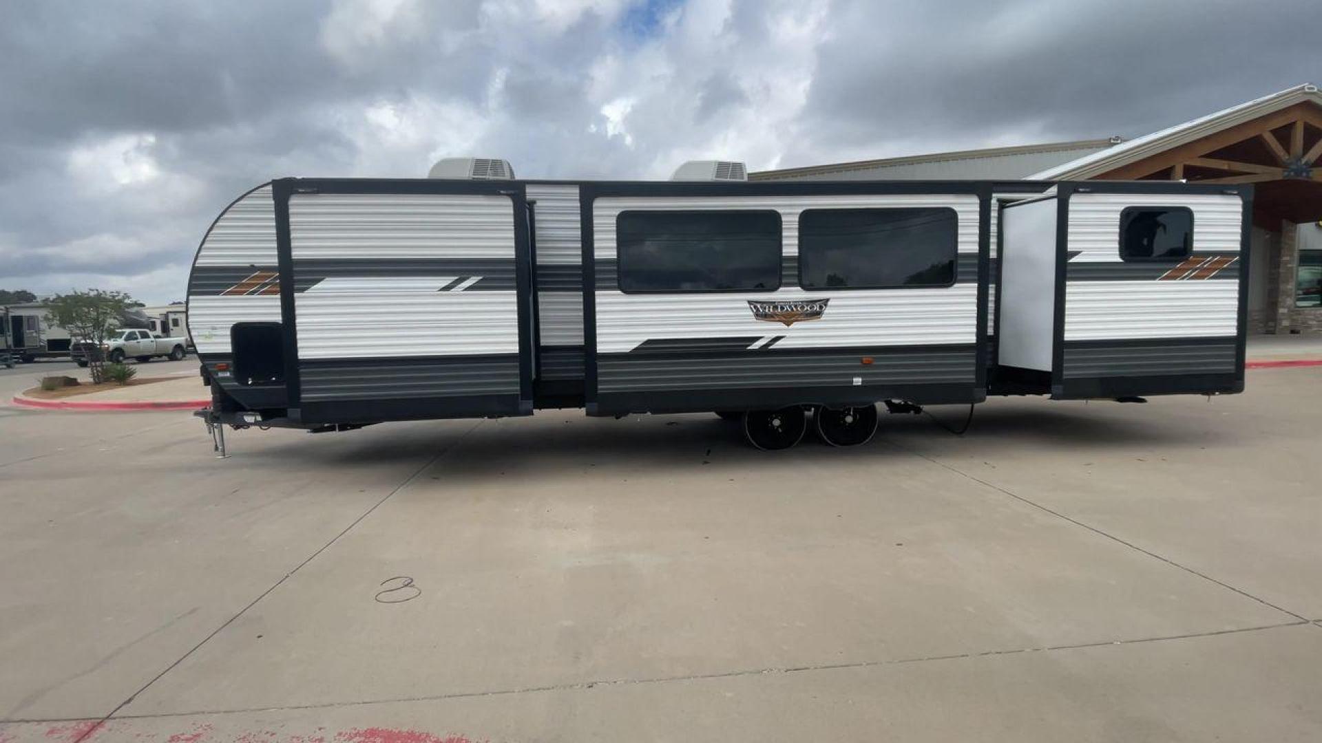 2022 FOREST RIVER WILDWOOD 33TS (4X4TWDJ2XN8) , Length: 38.75 ft. | Dry Weight: 9,276 lbs. | Slides: 3 transmission, located at 4319 N Main St, Cleburne, TX, 76033, (817) 678-5133, 32.385960, -97.391212 - Photo#6