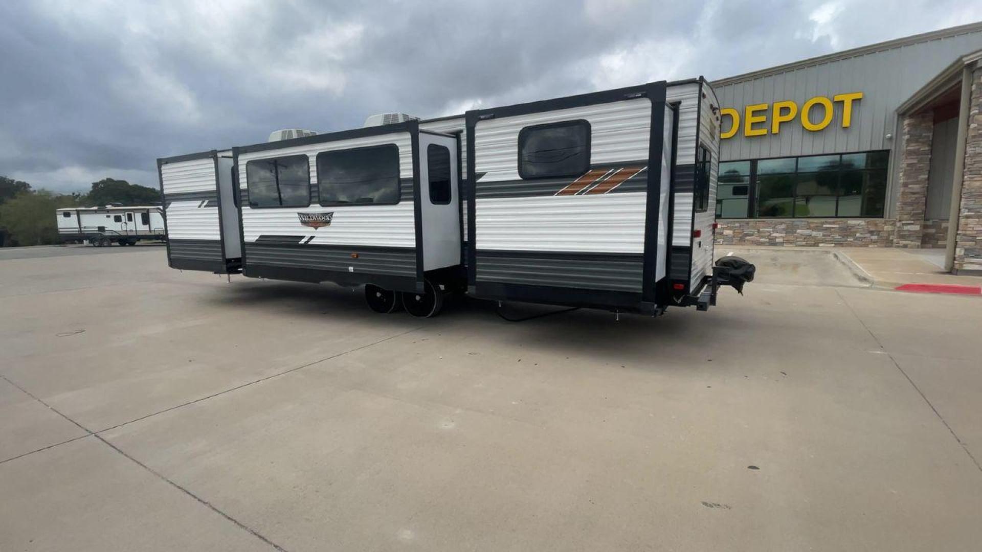 2022 FOREST RIVER WILDWOOD 33TS (4X4TWDJ2XN8) , Length: 38.75 ft. | Dry Weight: 9,276 lbs. | Slides: 3 transmission, located at 4319 N Main St, Cleburne, TX, 76033, (817) 678-5133, 32.385960, -97.391212 - Photo#7