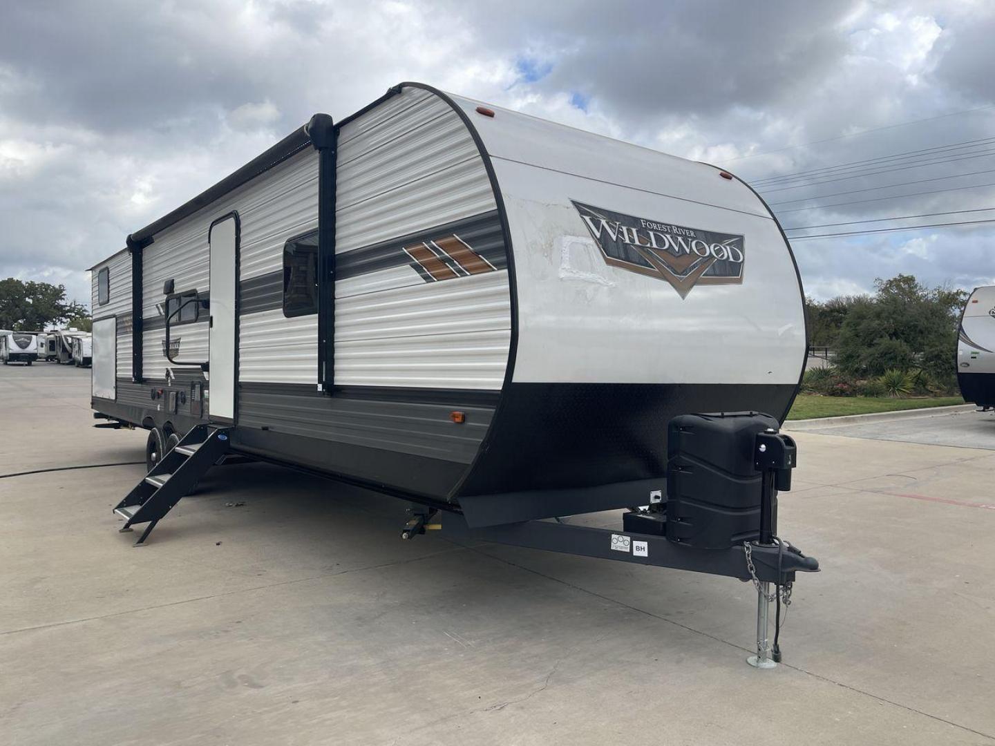 2022 FOREST RIVER WILDWOOD 33TS (4X4TWDJ2XN8) , Length: 38.75 ft. | Dry Weight: 9,276 lbs. | Slides: 3 transmission, located at 4319 N Main St, Cleburne, TX, 76033, (817) 678-5133, 32.385960, -97.391212 - Photo#22