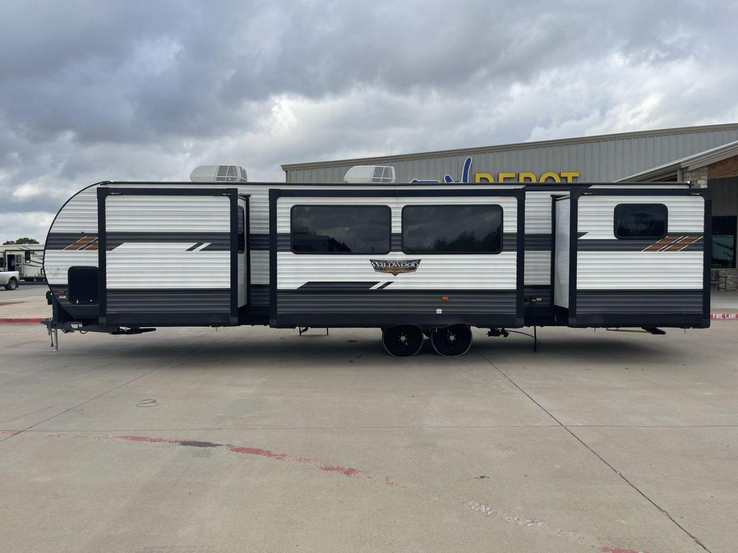 2022 FOREST RIVER WILDWOOD 33TS (4X4TWDJ2XN8) , Length: 38.75 ft. | Dry Weight: 9,276 lbs. | Slides: 3 transmission, located at 4319 N Main St, Cleburne, TX, 76033, (817) 678-5133, 32.385960, -97.391212 - Photo#23