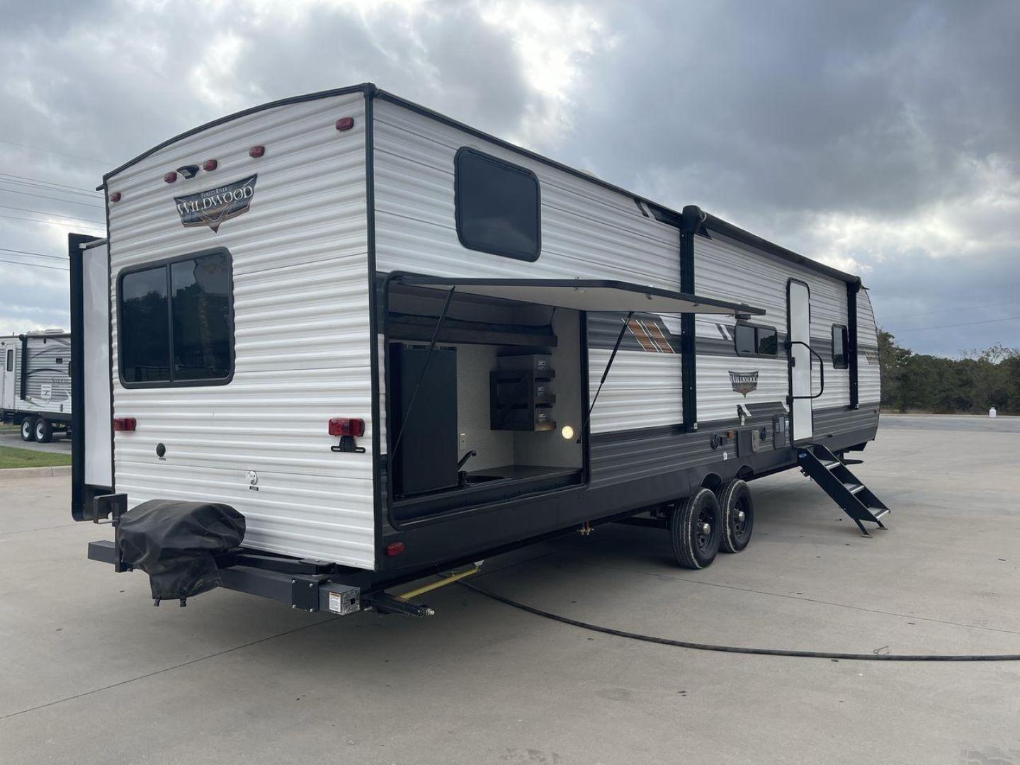 2022 FOREST RIVER WILDWOOD 33TS (4X4TWDJ2XN8) , Length: 38.75 ft. | Dry Weight: 9,276 lbs. | Slides: 3 transmission, located at 4319 N Main St, Cleburne, TX, 76033, (817) 678-5133, 32.385960, -97.391212 - Photo#24