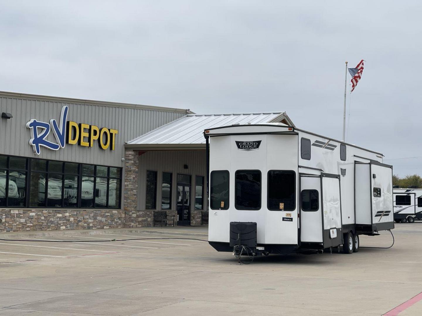 2022 FOREST RIVER WILDWOOD 42DL (4X4TWD825NM) , Length: 41.83 ft. | Dry Weight: 12,719 lbs. | Gross Weight: 13,855 lbs. | Slides: 3 transmission, located at 4319 N Main St, Cleburne, TX, 76033, (817) 678-5133, 32.385960, -97.391212 - Photo#0