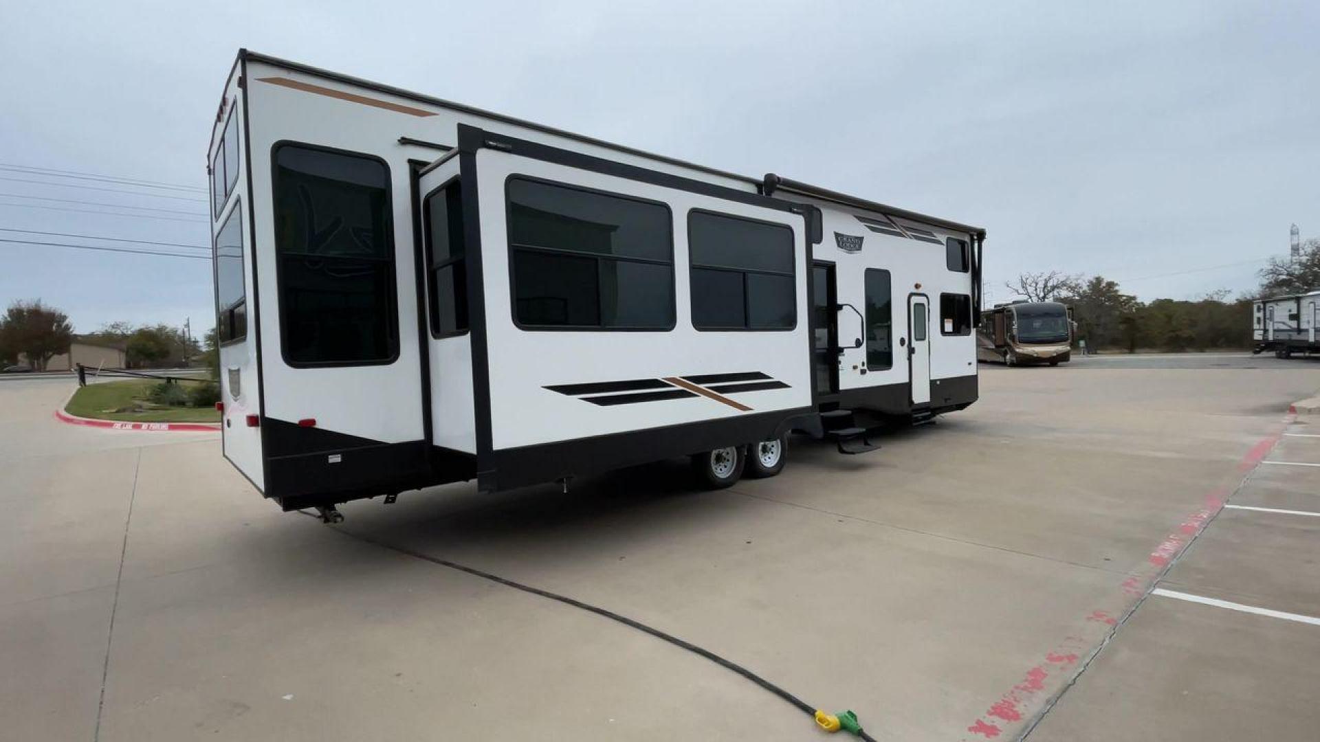 2022 FOREST RIVER WILDWOOD 42DL (4X4TWD825NM) , Length: 41.83 ft. | Dry Weight: 12,719 lbs. | Gross Weight: 13,855 lbs. | Slides: 3 transmission, located at 4319 N Main St, Cleburne, TX, 76033, (817) 678-5133, 32.385960, -97.391212 - Photo#1