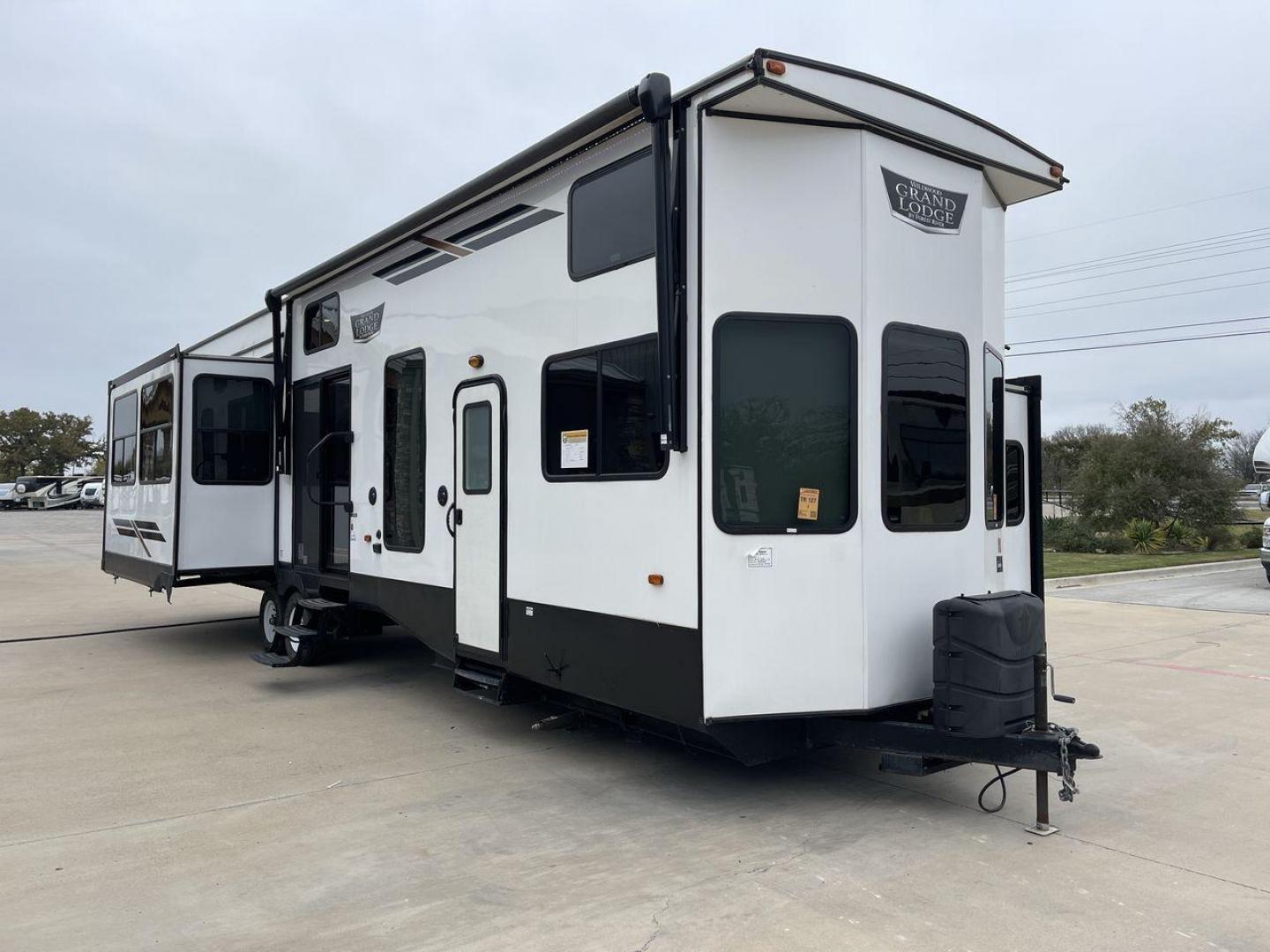 2022 FOREST RIVER WILDWOOD 42DL (4X4TWD825NM) , Length: 41.83 ft. | Dry Weight: 12,719 lbs. | Gross Weight: 13,855 lbs. | Slides: 3 transmission, located at 4319 N Main St, Cleburne, TX, 76033, (817) 678-5133, 32.385960, -97.391212 - Photo#23