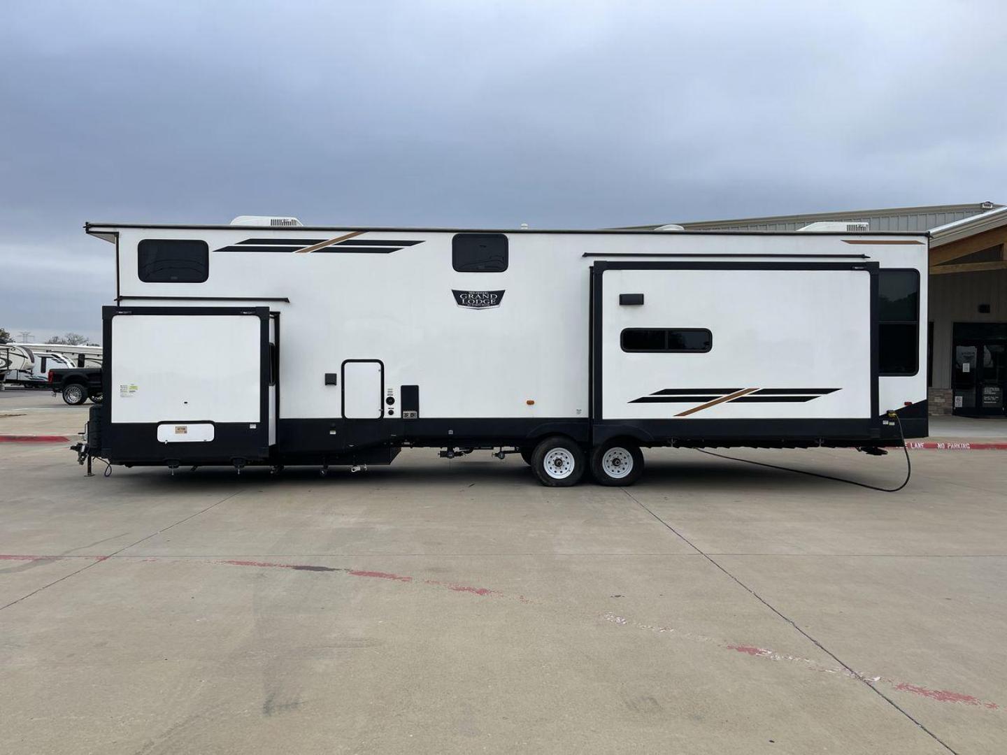 2022 FOREST RIVER WILDWOOD 42DL (4X4TWD825NM) , Length: 41.83 ft. | Dry Weight: 12,719 lbs. | Gross Weight: 13,855 lbs. | Slides: 3 transmission, located at 4319 N Main St, Cleburne, TX, 76033, (817) 678-5133, 32.385960, -97.391212 - Photo#24