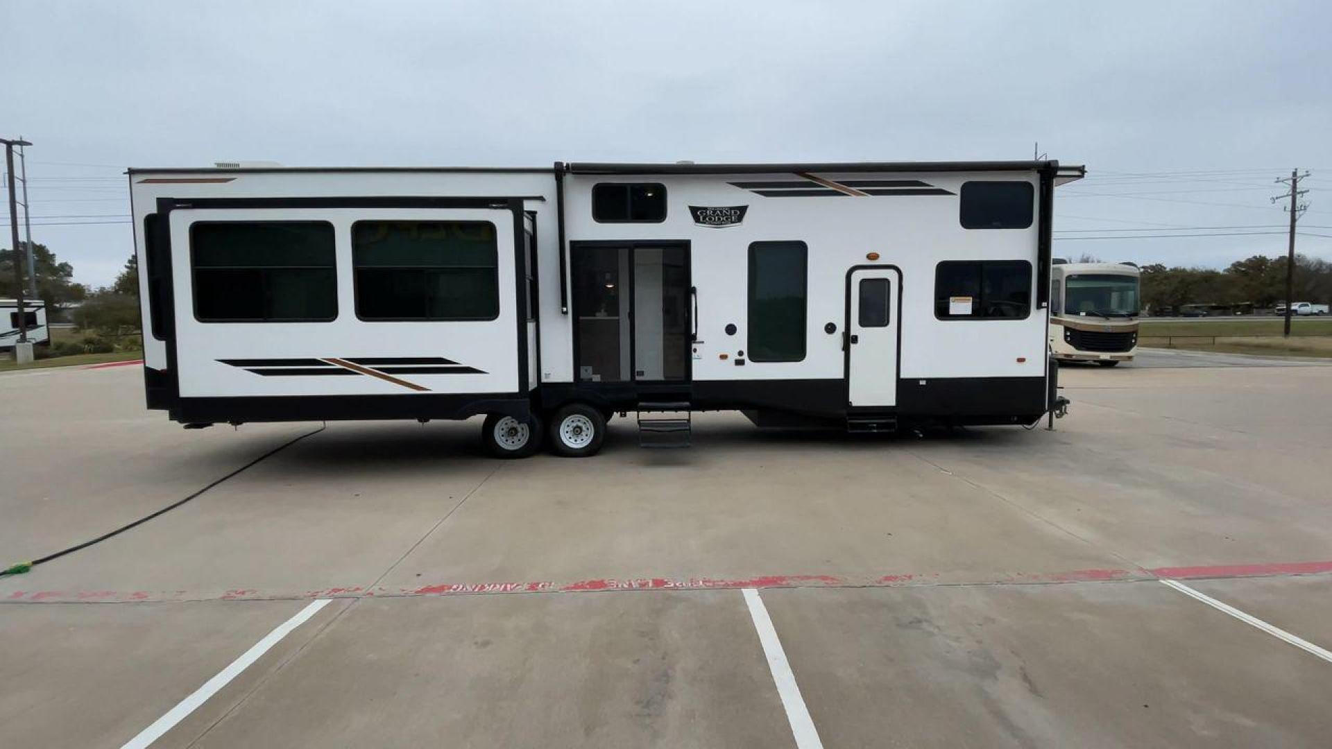 2022 FOREST RIVER WILDWOOD 42DL (4X4TWD825NM) , Length: 41.83 ft. | Dry Weight: 12,719 lbs. | Gross Weight: 13,855 lbs. | Slides: 3 transmission, located at 4319 N Main St, Cleburne, TX, 76033, (817) 678-5133, 32.385960, -97.391212 - Photo#2