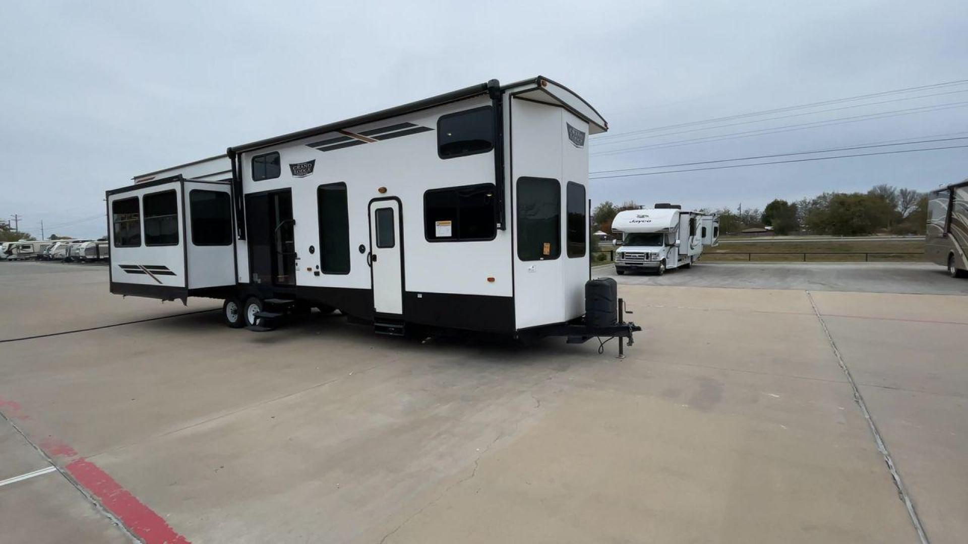 2022 FOREST RIVER WILDWOOD 42DL (4X4TWD825NM) , Length: 41.83 ft. | Dry Weight: 12,719 lbs. | Gross Weight: 13,855 lbs. | Slides: 3 transmission, located at 4319 N Main St, Cleburne, TX, 76033, (817) 678-5133, 32.385960, -97.391212 - Photo#3