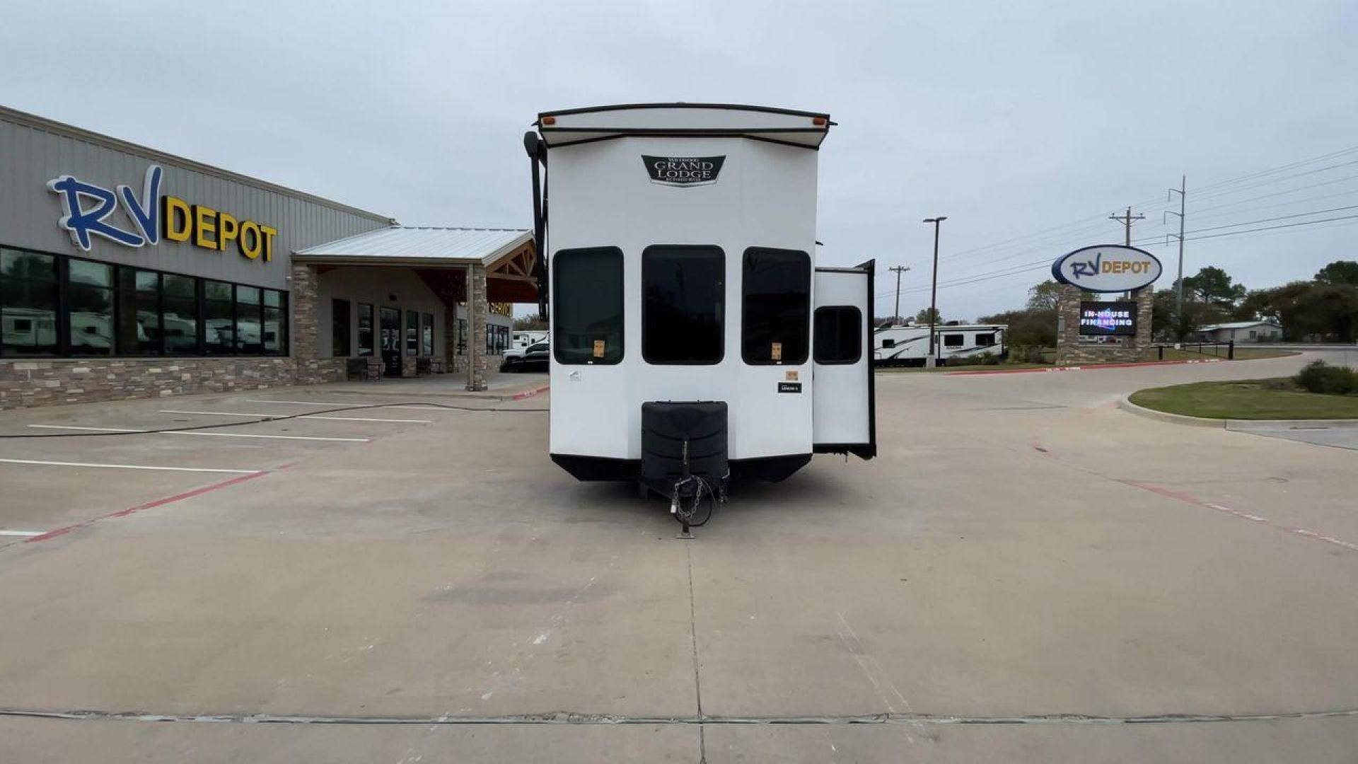 2022 FOREST RIVER WILDWOOD 42DL (4X4TWD825NM) , Length: 41.83 ft. | Dry Weight: 12,719 lbs. | Gross Weight: 13,855 lbs. | Slides: 3 transmission, located at 4319 N Main St, Cleburne, TX, 76033, (817) 678-5133, 32.385960, -97.391212 - Photo#4