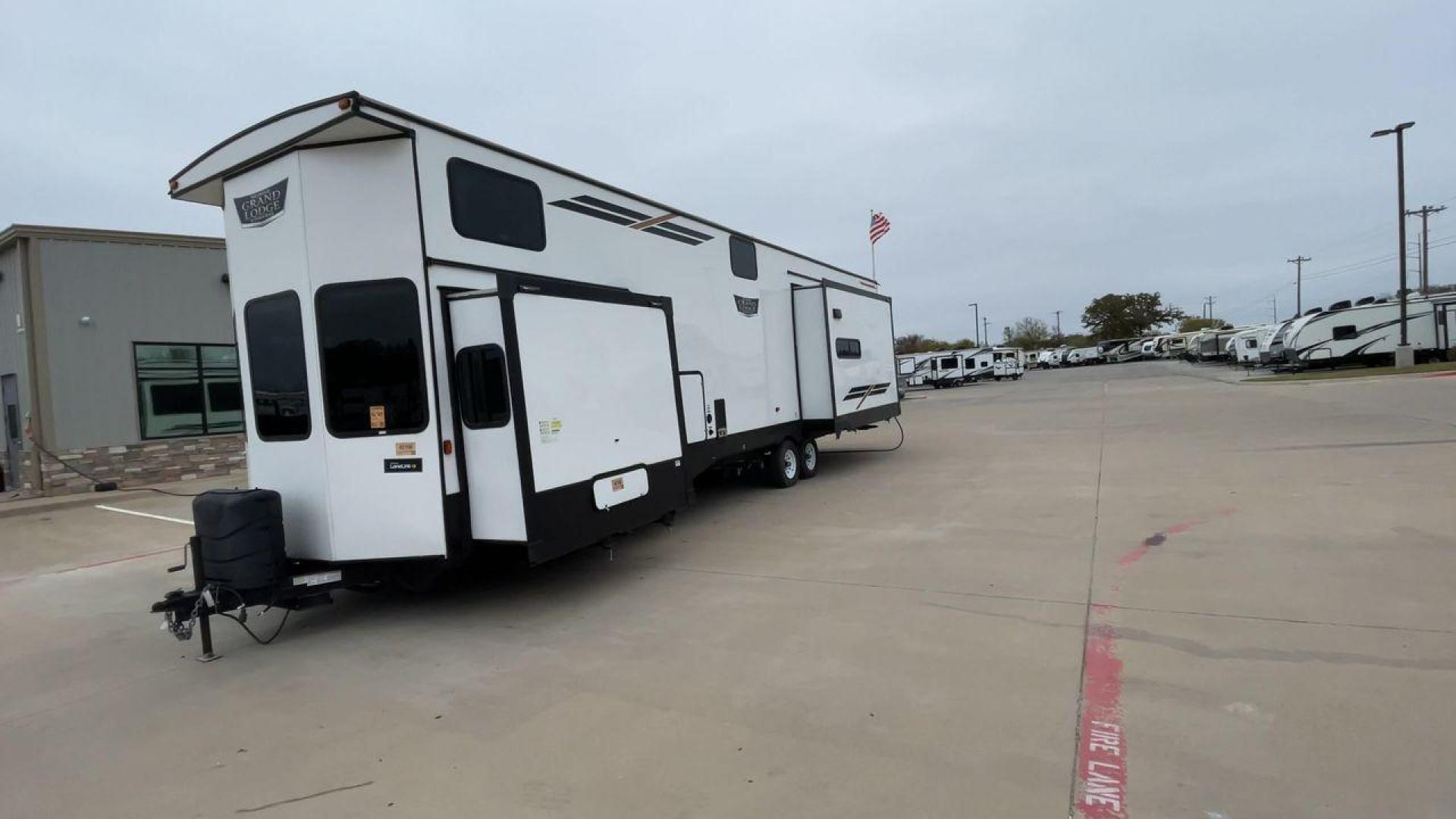 2022 FOREST RIVER WILDWOOD 42DL (4X4TWD825NM) , Length: 41.83 ft. | Dry Weight: 12,719 lbs. | Gross Weight: 13,855 lbs. | Slides: 3 transmission, located at 4319 N Main St, Cleburne, TX, 76033, (817) 678-5133, 32.385960, -97.391212 - Photo#5