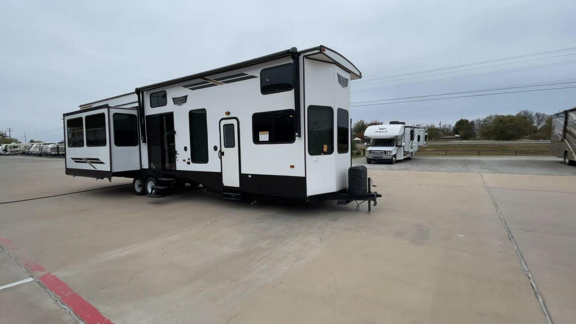 2022 FOREST RIVER WILDWOOD 42DL (4X4TWD825NM) , Length: 41.83 ft. | Dry Weight: 12,719 lbs. | Gross Weight: 13,855 lbs. | Slides: 3 transmission, located at 4319 N Main St, Cleburne, TX, 76033, (817) 678-5133, 32.385960, -97.391212 - The 2022 Forest River Wildwood 42DL RV showcases a striking exterior with a modern design. The RV features multiple large slide-outs, which create an expansive interior space when extended. These slideouts are visible on both sides of the unit, contributing to the spaciousness. Its body is predomina - Photo#3