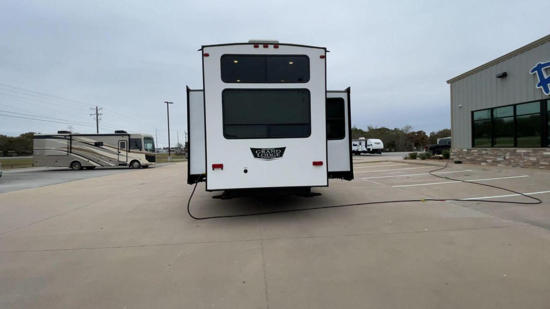 2022 FOREST RIVER WILDWOOD 42DL (4X4TWD825NM) , Length: 41.83 ft. | Dry Weight: 12,719 lbs. | Gross Weight: 13,855 lbs. | Slides: 3 transmission, located at 4319 N Main St, Cleburne, TX, 76033, (817) 678-5133, 32.385960, -97.391212 - The 2022 Forest River Wildwood 42DL RV showcases a striking exterior with a modern design. The RV features multiple large slide-outs, which create an expansive interior space when extended. These slideouts are visible on both sides of the unit, contributing to the spaciousness. Its body is predomina - Photo#8