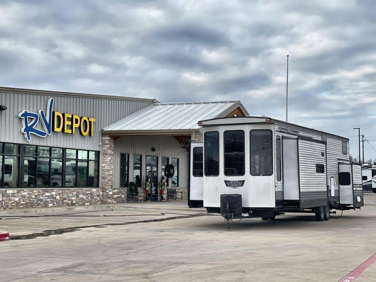 2022 FOREST RIVER WILDWOOD 42FLDL (4X4TWD829NM) , Length: 41.58 ft. | Dry Weight: 12,209 lbs. | Gross Weight: 13,720 lbs. | Slides: 3 transmission, located at 4319 N Main St, Cleburne, TX, 76033, (817) 678-5133, 32.385960, -97.391212 - Photo#0