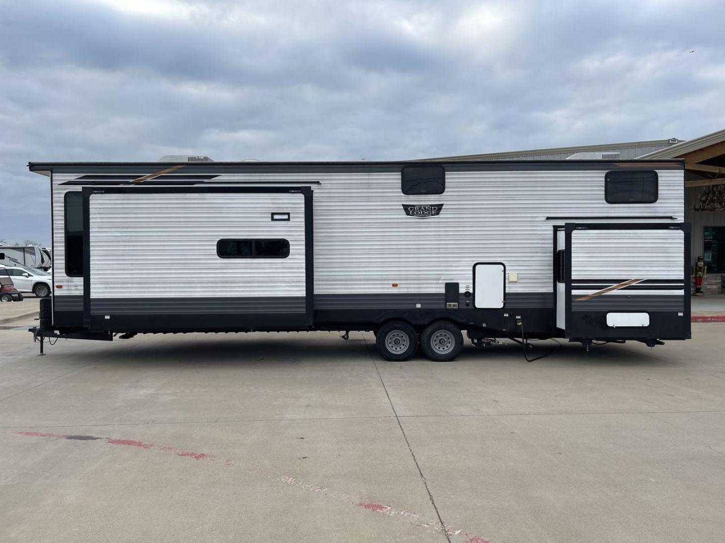 2022 FOREST RIVER WILDWOOD 42FLDL (4X4TWD829NM) , Length: 41.58 ft. | Dry Weight: 12,209 lbs. | Gross Weight: 13,720 lbs. | Slides: 3 transmission, located at 4319 N Main St, Cleburne, TX, 76033, (817) 678-5133, 32.385960, -97.391212 - Photo#24