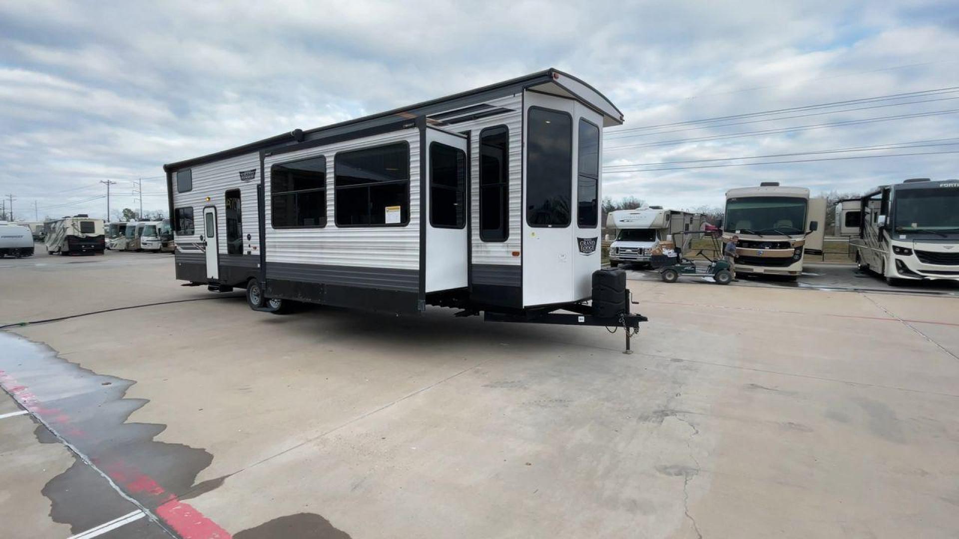 2022 FOREST RIVER WILDWOOD 42FLDL (4X4TWD829NM) , Length: 41.58 ft. | Dry Weight: 12,209 lbs. | Gross Weight: 13,720 lbs. | Slides: 3 transmission, located at 4319 N Main St, Cleburne, TX, 76033, (817) 678-5133, 32.385960, -97.391212 - Photo#3