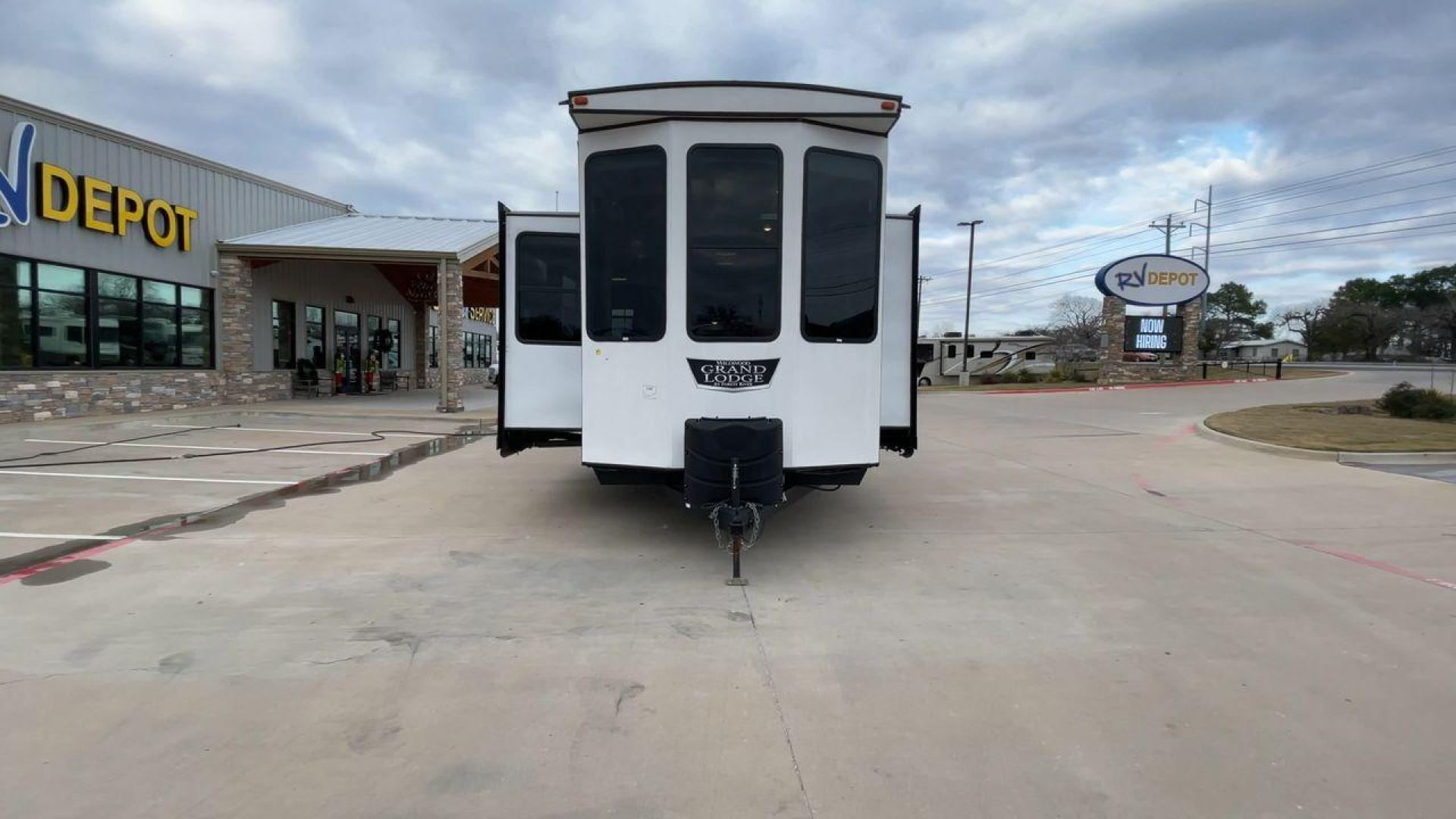 2022 FOREST RIVER WILDWOOD 42FLDL (4X4TWD829NM) , Length: 41.58 ft. | Dry Weight: 12,209 lbs. | Gross Weight: 13,720 lbs. | Slides: 3 transmission, located at 4319 N Main St, Cleburne, TX, 76033, (817) 678-5133, 32.385960, -97.391212 - Photo#4