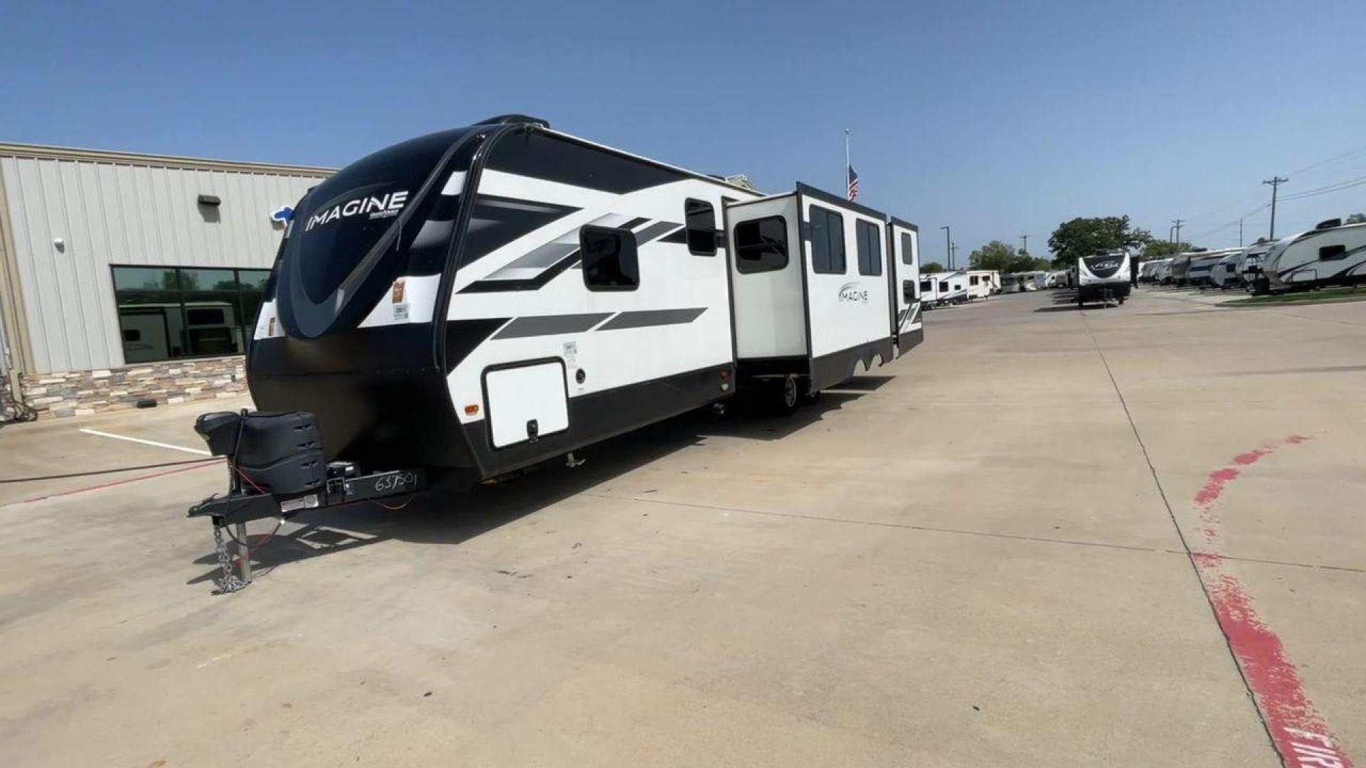 2022 GRAND DESIGN IMAGINE 3250BH (573TE372XN6) , Length: 36.92 ft. | Dry Weight: 8,496 lbs. | Gross Weight: 10,195 lbs. | Slides: 3 transmission, located at 4319 N Main St, Cleburne, TX, 76033, (817) 678-5133, 32.385960, -97.391212 - Photo#5