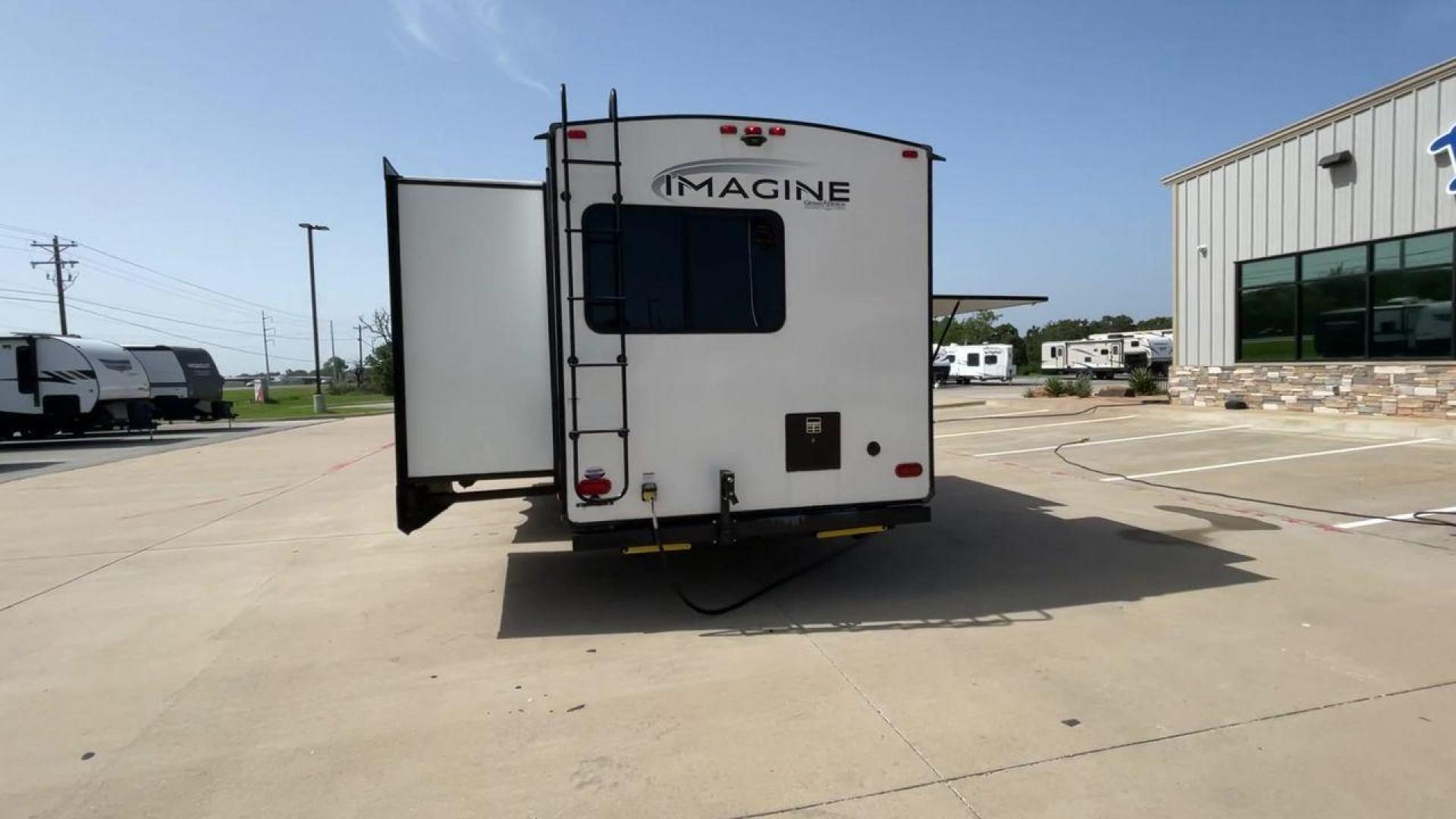 2022 GRAND DESIGN IMAGINE 3250BH (573TE372XN6) , Length: 36.92 ft. | Dry Weight: 8,496 lbs. | Gross Weight: 10,195 lbs. | Slides: 3 transmission, located at 4319 N Main St, Cleburne, TX, 76033, (817) 678-5133, 32.385960, -97.391212 - Photo#8