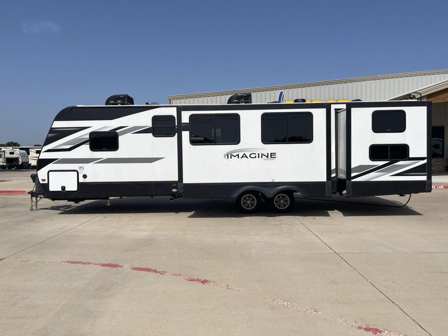 2022 GRAND DESIGN IMAGINE 3250BH (573TE372XN6) , Length: 36.92 ft. | Dry Weight: 8,496 lbs. | Gross Weight: 10,195 lbs. | Slides: 3 transmission, located at 4319 N Main St, Cleburne, TX, 76033, (817) 678-5133, 32.385960, -97.391212 - Photo#24