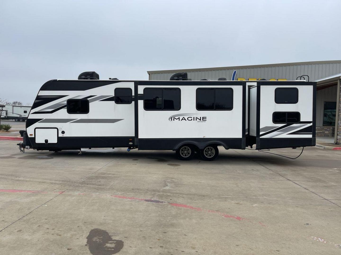 2022 GRAND DESIGN IMAGINE 3250BH (573TE372XN6) , Length: 36.92 ft. | Dry Weight: 8,496 lbs. | Gross Weight: 10,195 lbs. | Slides: 3 transmission, located at 4319 N Main St, Cleburne, TX, 76033, (817) 678-5133, 32.385960, -97.391212 - The 2022 Grand Design Imagine 3250BH is a spacious and well-designed travel trailer perfect for family adventures. With a length of 36.92 feet, it offers plenty of living space while maintaining a manageable dry weight of 8,496 lbs. and a gross weight of 10,195 lbs. This RV is equipped with three sl - Photo#24