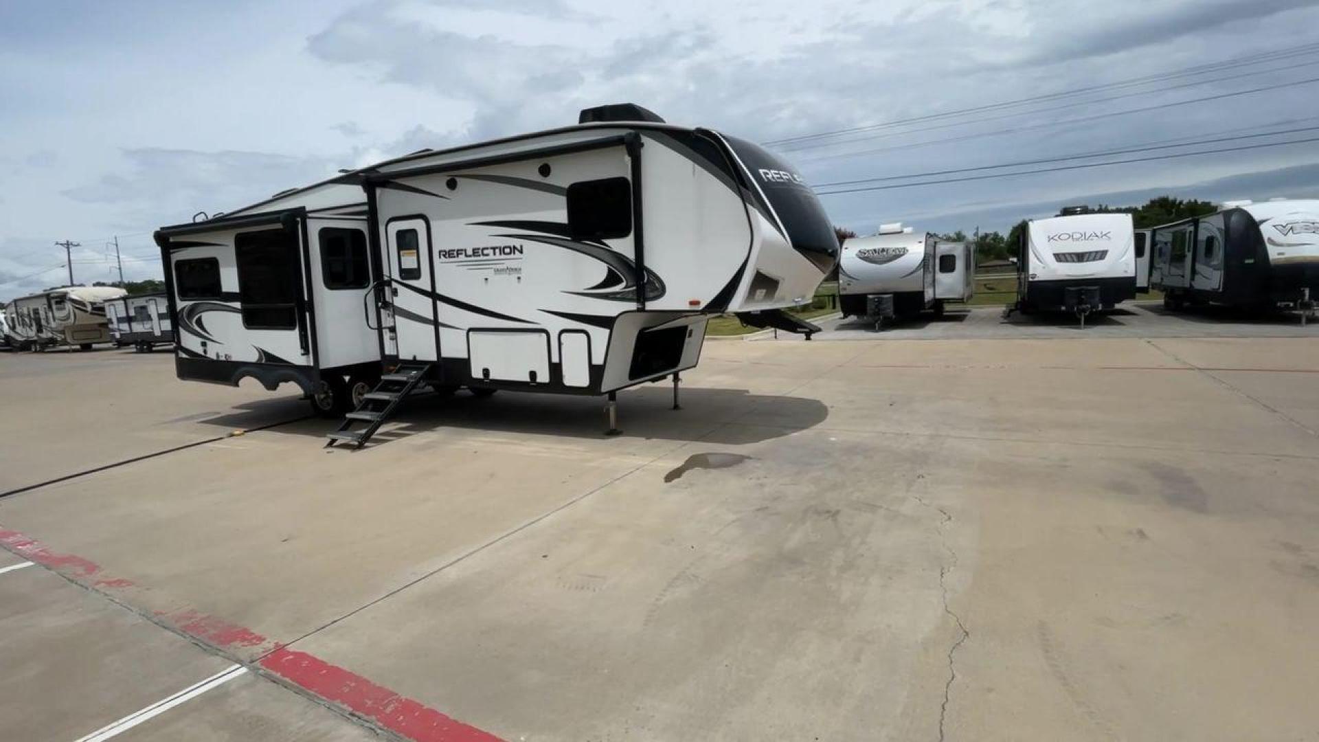 2022 GRAND DESIGN REFLECTION 303RLS (573FR342XN9) , Length: 32.75 ft. | Dry Weight: 9,694 lbs. | Gross Weight: 11,995 lbs. | Slides: 3 transmission, located at 4319 N Main St, Cleburne, TX, 76033, (817) 678-5133, 32.385960, -97.391212 - The perfect blend of luxury and functionality is seen with the 2022 Grand Design Reflection 303RLS. This exquisite unit, measuring 32.75 feet long, is meticulously crafted to provide an exceptional living experience. With a dry weight of 9,694 lbs and a gross weight of 11,995 lbs, it is designed to - Photo#3