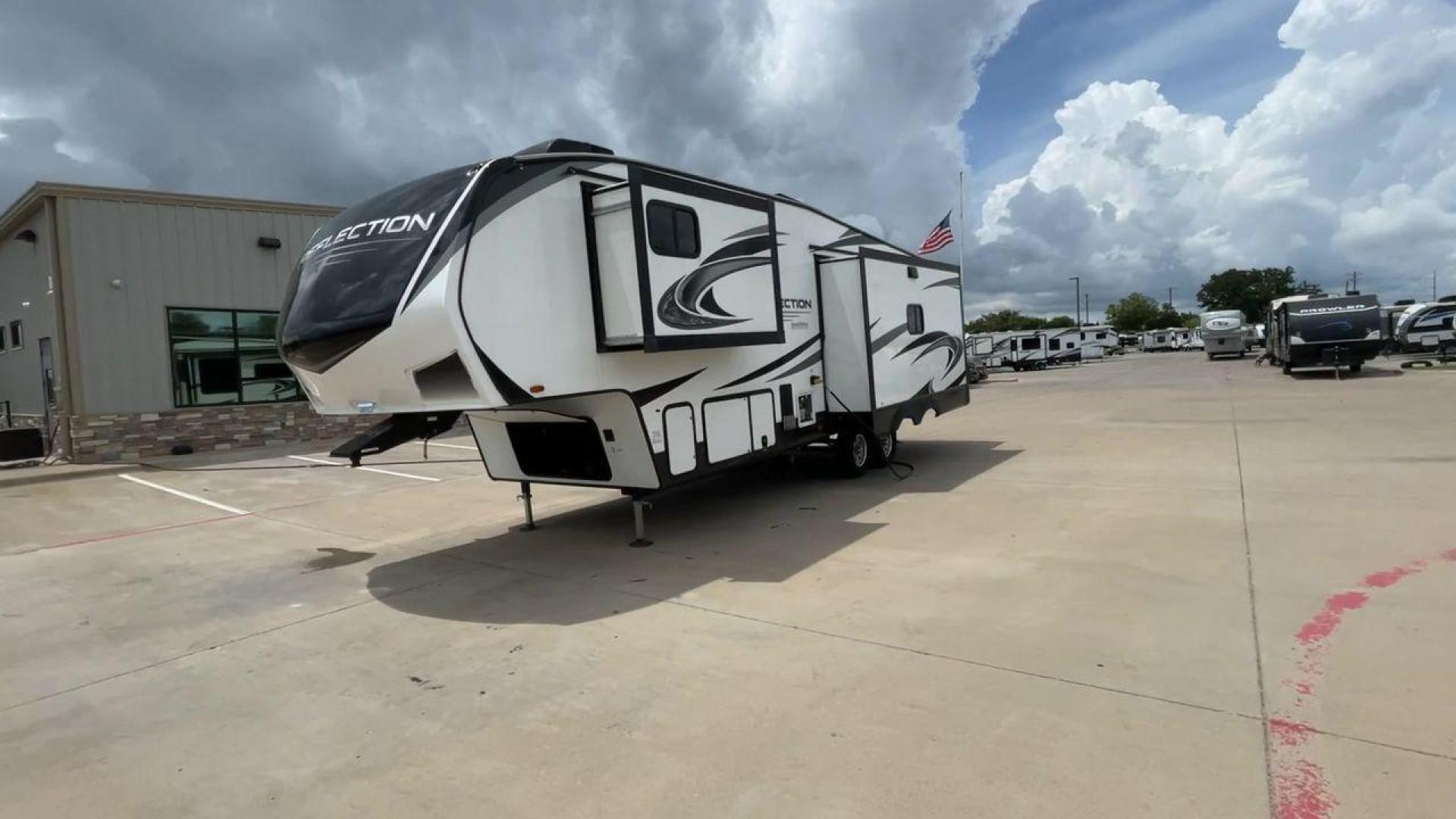 2022 GRAND DESIGN REFLECTION 303RLS (573FR342XN9) , Length: 32.75 ft. | Dry Weight: 9,694 lbs. | Gross Weight: 11,995 lbs. | Slides: 3 transmission, located at 4319 N Main St, Cleburne, TX, 76033, (817) 678-5133, 32.385960, -97.391212 - The perfect blend of luxury and functionality is seen with the 2022 Grand Design Reflection 303RLS. This exquisite unit, measuring 32.75 feet long, is meticulously crafted to provide an exceptional living experience. With a dry weight of 9,694 lbs and a gross weight of 11,995 lbs, it is designed to - Photo#5