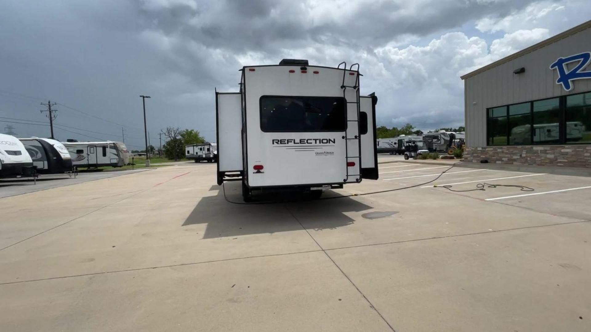 2022 GRAND DESIGN REFLECTION 303RLS (573FR342XN9) , Length: 32.75 ft. | Dry Weight: 9,694 lbs. | Gross Weight: 11,995 lbs. | Slides: 3 transmission, located at 4319 N Main St, Cleburne, TX, 76033, (817) 678-5133, 32.385960, -97.391212 - The perfect blend of luxury and functionality is seen with the 2022 Grand Design Reflection 303RLS. This exquisite unit, measuring 32.75 feet long, is meticulously crafted to provide an exceptional living experience. With a dry weight of 9,694 lbs and a gross weight of 11,995 lbs, it is designed to - Photo#8