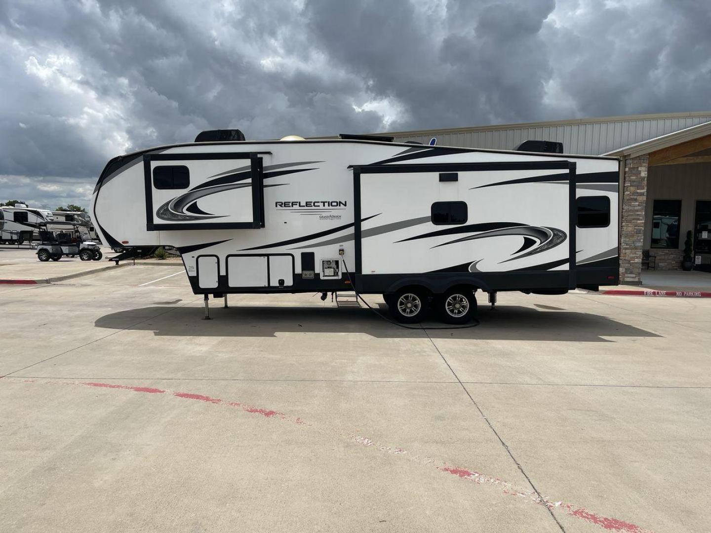 2022 GRAND DESIGN REFLECTION 303RLS (573FR342XN9) , Length: 32.75 ft. | Dry Weight: 9,694 lbs. | Gross Weight: 11,995 lbs. | Slides: 3 transmission, located at 4319 N Main St, Cleburne, TX, 76033, (817) 678-5133, 32.385960, -97.391212 - The perfect blend of luxury and functionality is seen with the 2022 Grand Design Reflection 303RLS. This exquisite unit, measuring 32.75 feet long, is meticulously crafted to provide an exceptional living experience. With a dry weight of 9,694 lbs and a gross weight of 11,995 lbs, it is designed to - Photo#23