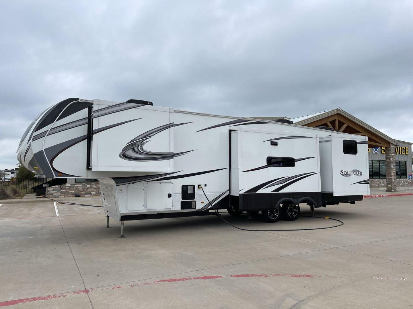 2022 GRAND DESIGN SOLITUDE 3740BH (573FS4225NA) , located at 4319 N Main St, Cleburne, TX, 76033, (817) 678-5133, 32.385960, -97.391212 - Photo#22