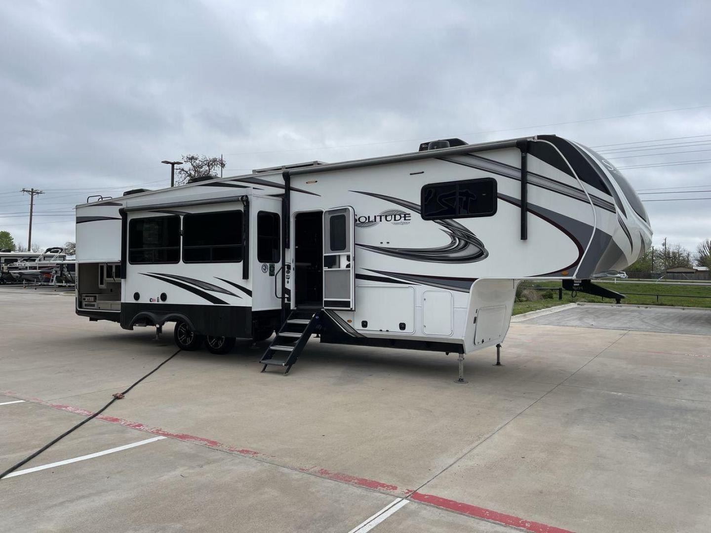 2022 GRAND DESIGN SOLITUDE 3740BH (573FS4225NA) , located at 4319 N Main St, Cleburne, TX, 76033, (817) 678-5133, 32.385960, -97.391212 - Photo#23