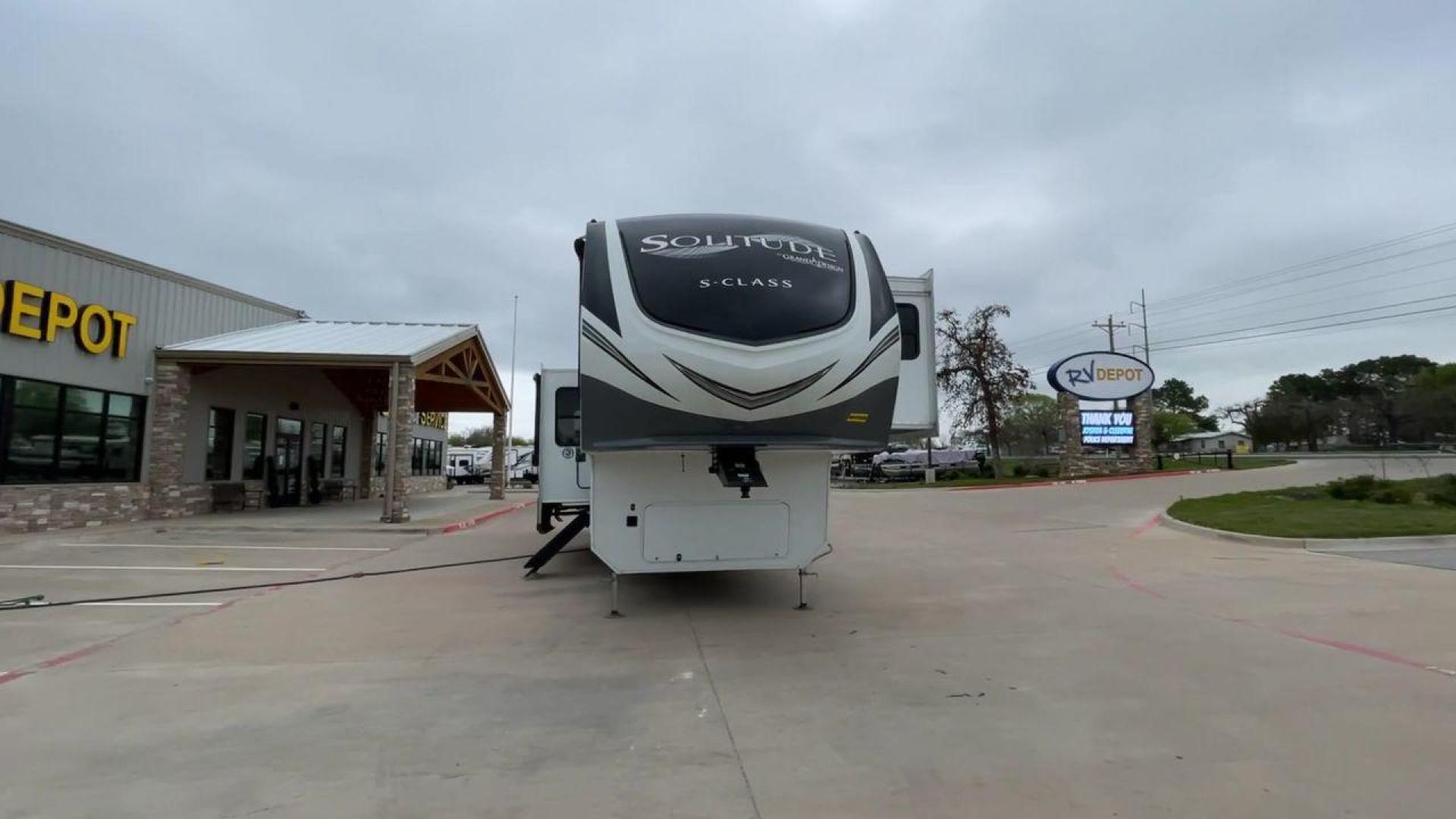 2022 GRAND DESIGN SOLITUDE 3740BH (573FS4225NA) , located at 4319 N Main St, Cleburne, TX, 76033, (817) 678-5133, 32.385960, -97.391212 - Photo#4