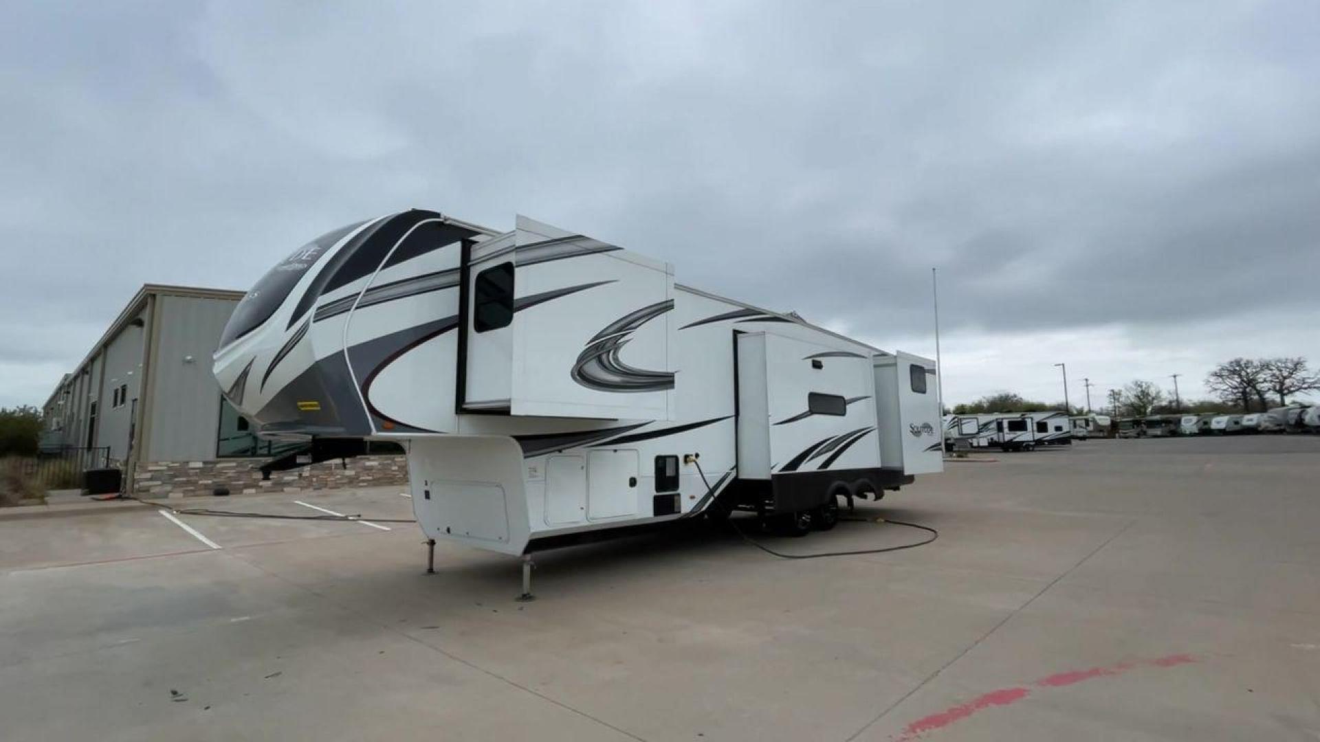 2022 GRAND DESIGN SOLITUDE 3740BH (573FS4225NA) , located at 4319 N Main St, Cleburne, TX, 76033, (817) 678-5133, 32.385960, -97.391212 - Photo#5