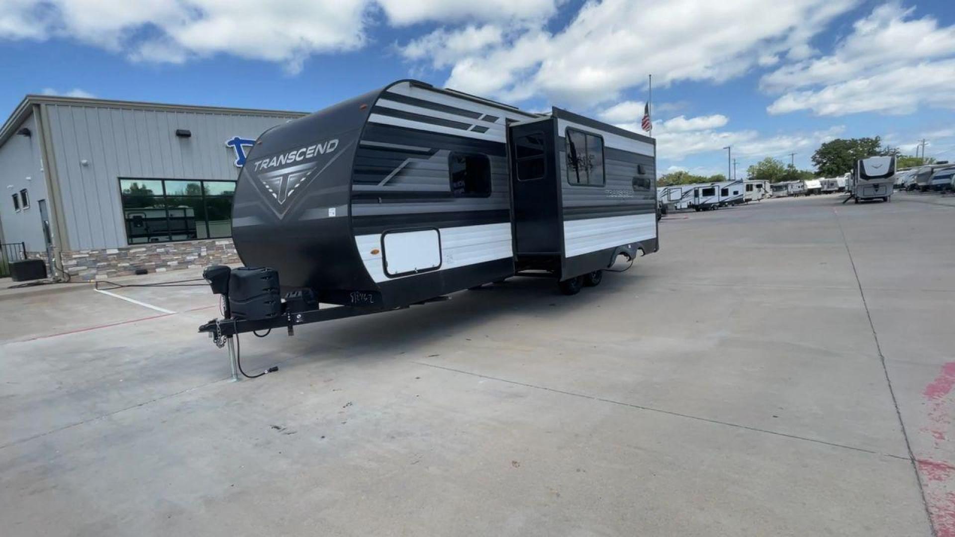 2022 GRAND DESIGN TRANSCEND 240ML (573TT3022N8) , located at 4319 N Main St, Cleburne, TX, 76033, (817) 678-5133, 32.385960, -97.391212 - Photo#5