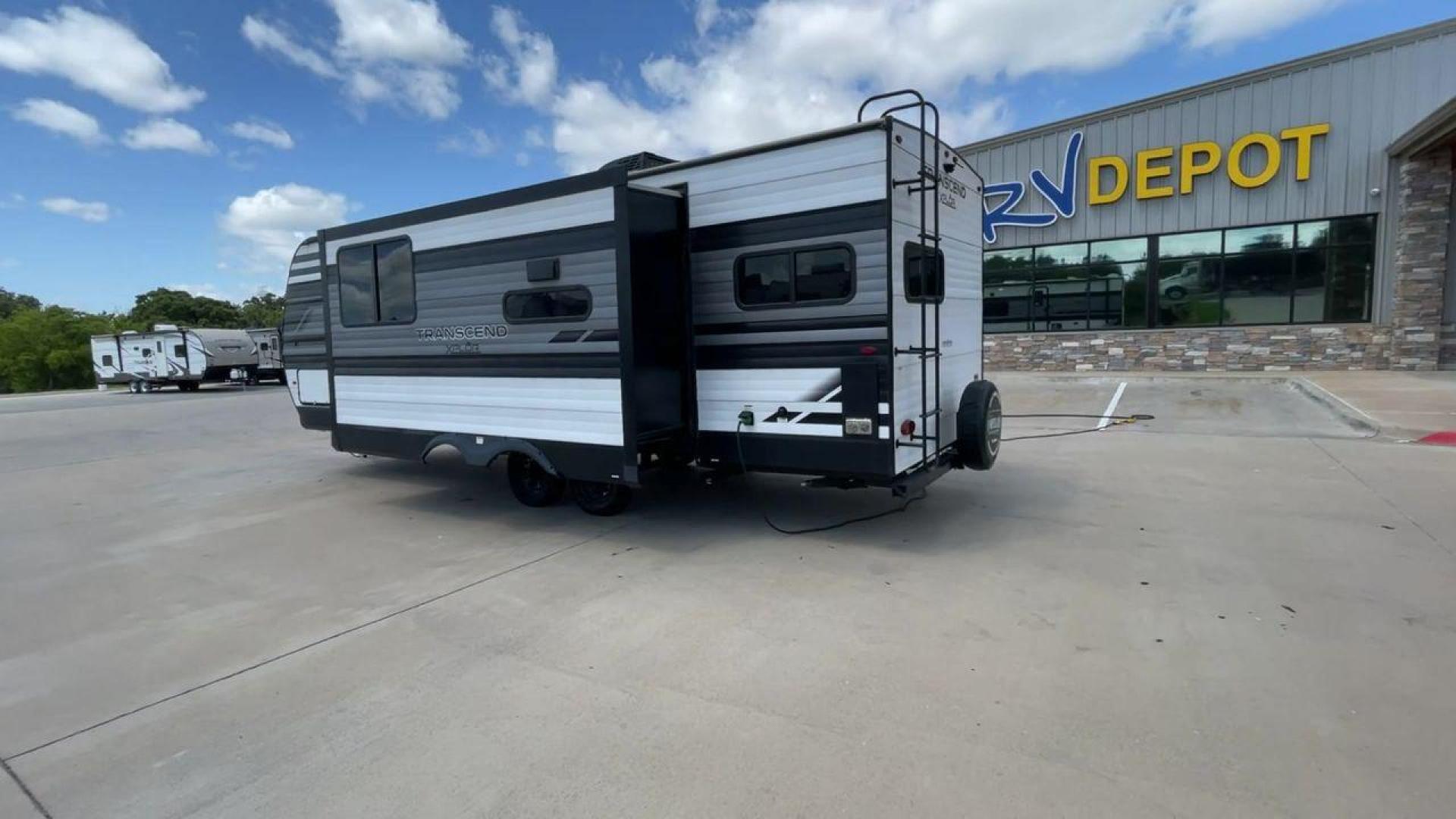 2022 GRAND DESIGN TRANSCEND 240ML (573TT3022N8) , located at 4319 N Main St, Cleburne, TX, 76033, (817) 678-5133, 32.385960, -97.391212 - Photo#7