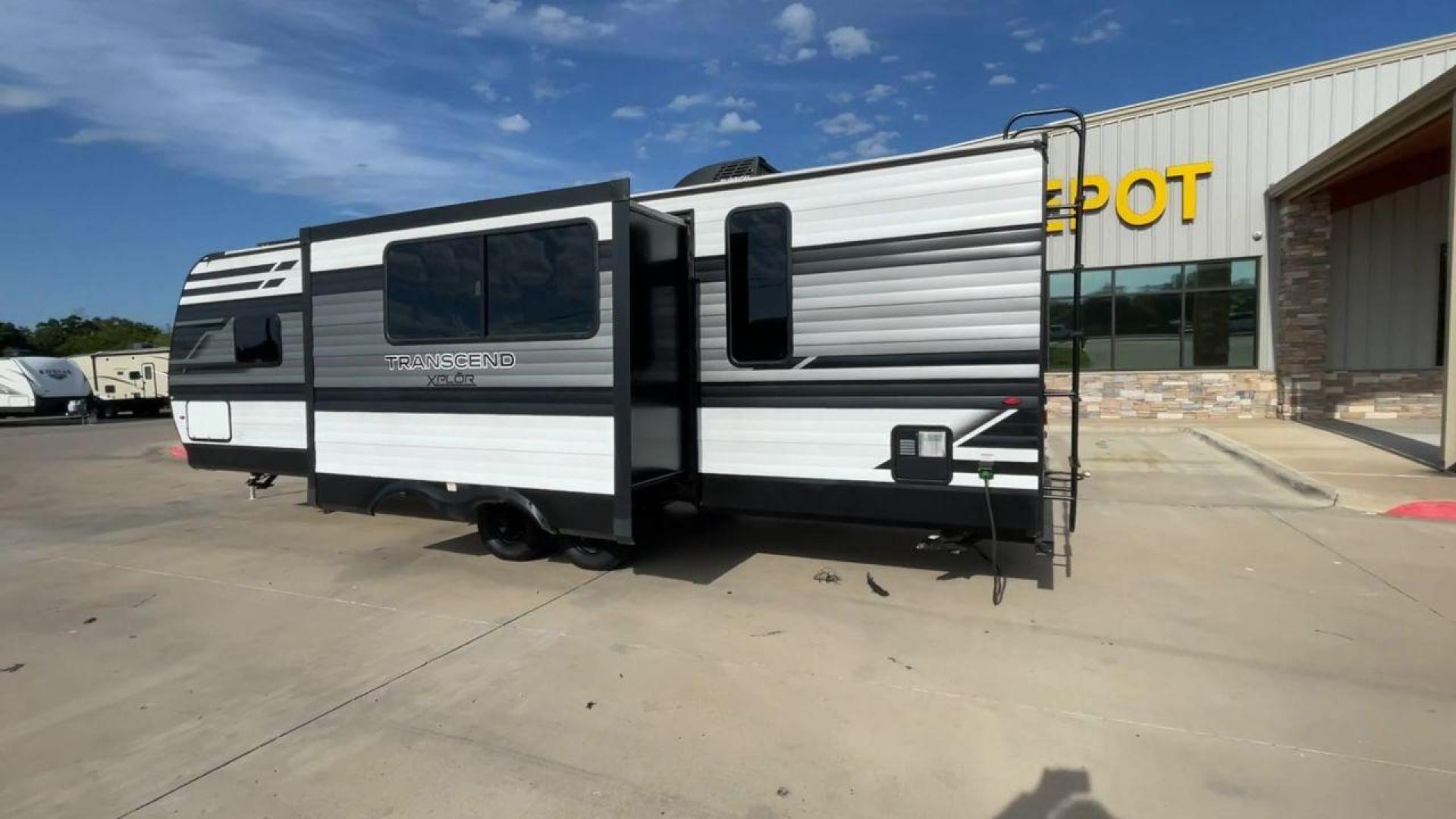 2022 GRAND DESIGN TRANSCEND 265BH (573TT3326N8) , Length: 32.75 ft. | Dry Weight: 6,327 lbs. | Gross Weight: 7,995 lbs. | Slides: 1 transmission, located at 4319 N Main St, Cleburne, TX, 76033, (817) 678-5133, 32.385960, -97.391212 - Photo#7