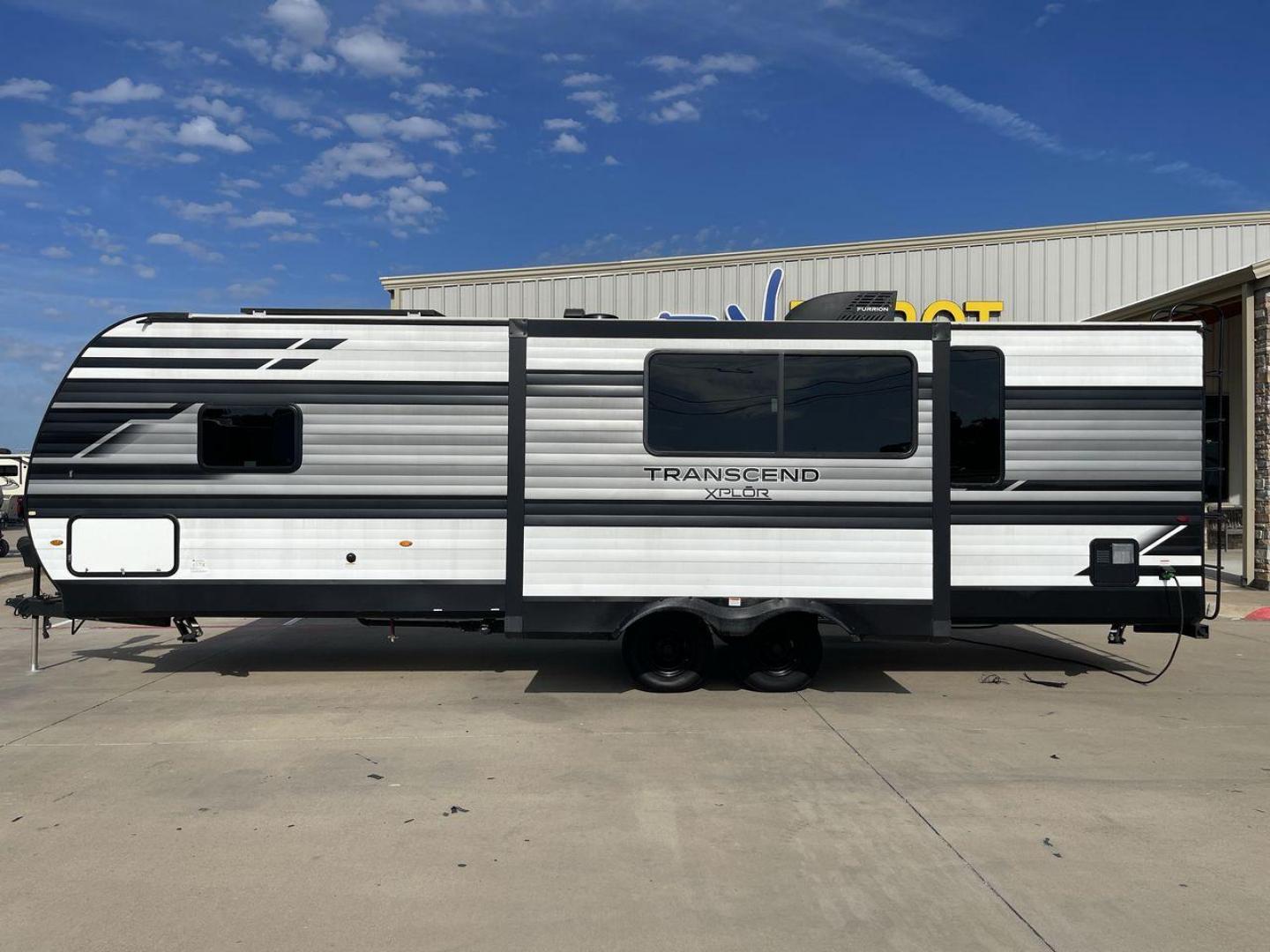 2022 GRAND DESIGN TRANSCEND 265BH (573TT3326N8) , Length: 32.75 ft. | Dry Weight: 6,327 lbs. | Gross Weight: 7,995 lbs. | Slides: 1 transmission, located at 4319 N Main St, Cleburne, TX, 76033, (817) 678-5133, 32.385960, -97.391212 - Photo#24