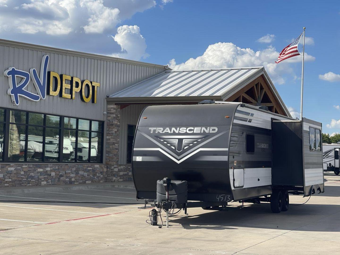 2022 GRAND DESIGN TRANSCEND 265BH (573TT3324ND) , Length: 32.75 ft. | Dry Weight: 6,327 lbs. | Gross Weight: 7,995 lbs. | Slides: 1 transmission, located at 4319 N Main St, Cleburne, TX, 76033, (817) 678-5133, 32.385960, -97.391212 - Photo#0